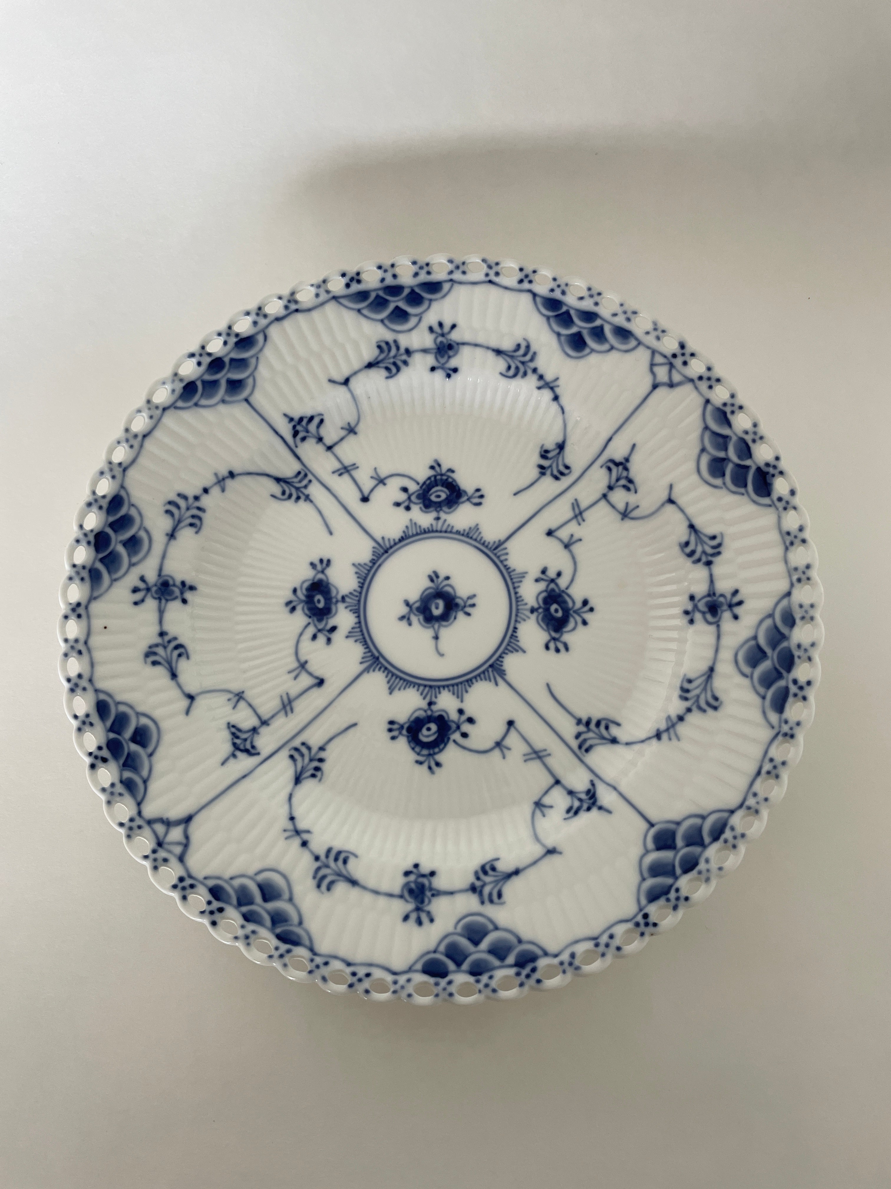 Royal Copenhagen Musselmalet Helblonde middagstallerken nr. 1/1085