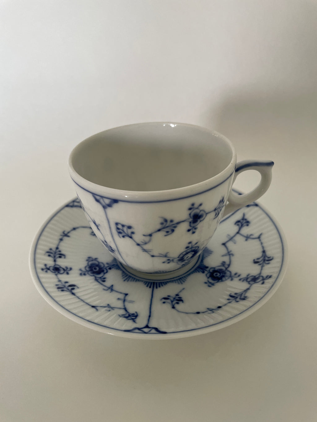 Royal Copenhagen Musselmalet Riflet kaffekop med underkop nr. 1/2162