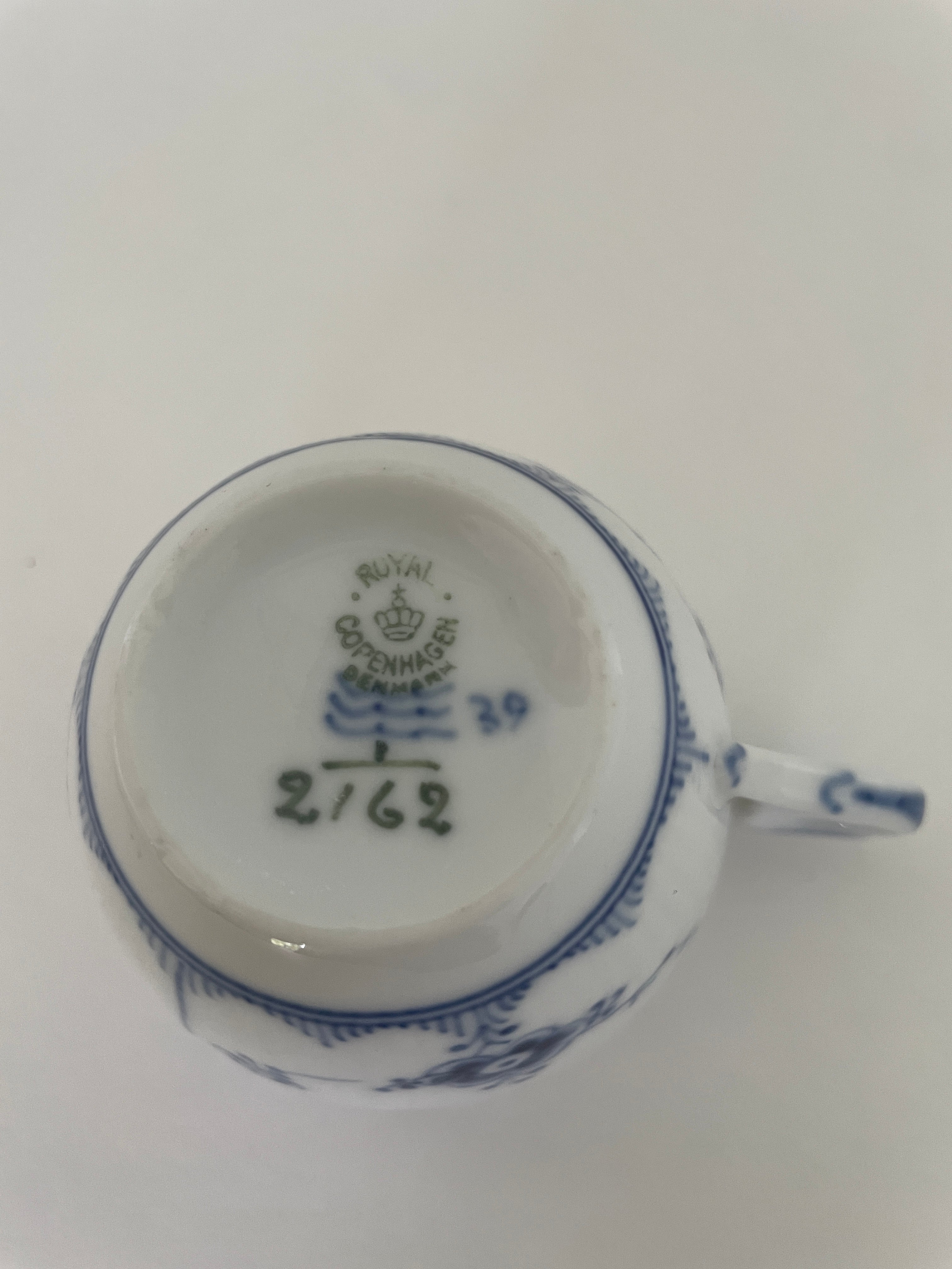 Royal Copenhagen Musselmalet Riflet kaffekop med underkop nr. 1/2162