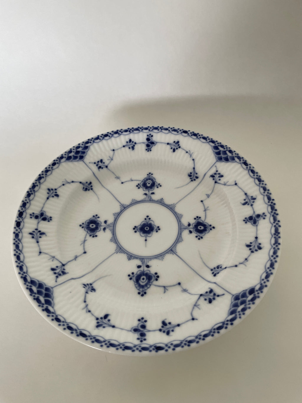 Royal Copenhagen Musselmalet Halvblonde frokosttallerken nr. 1/572