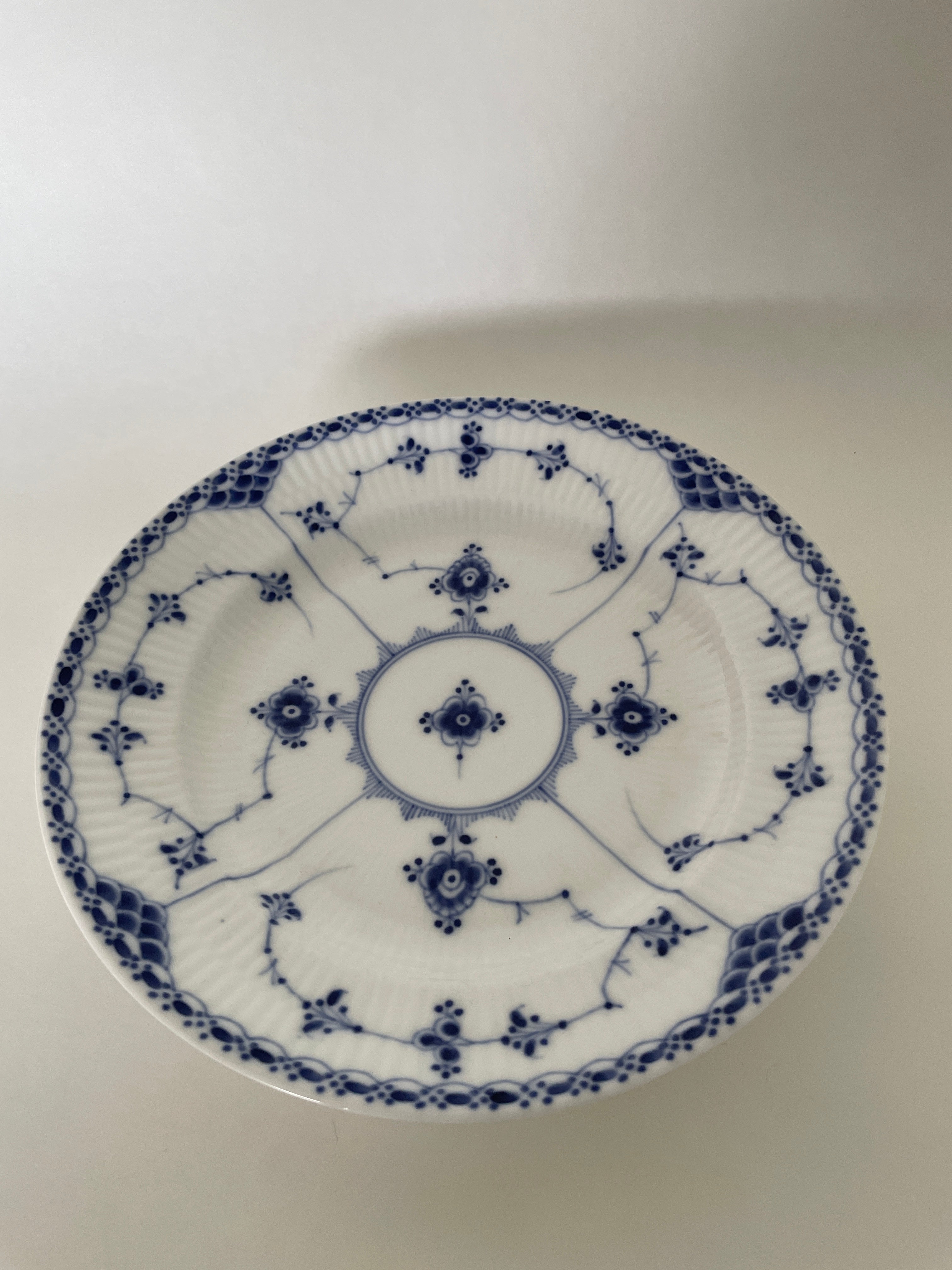 Royal Copenhagen Musselmalet Halvblonde frokosttallerken nr. 1/572