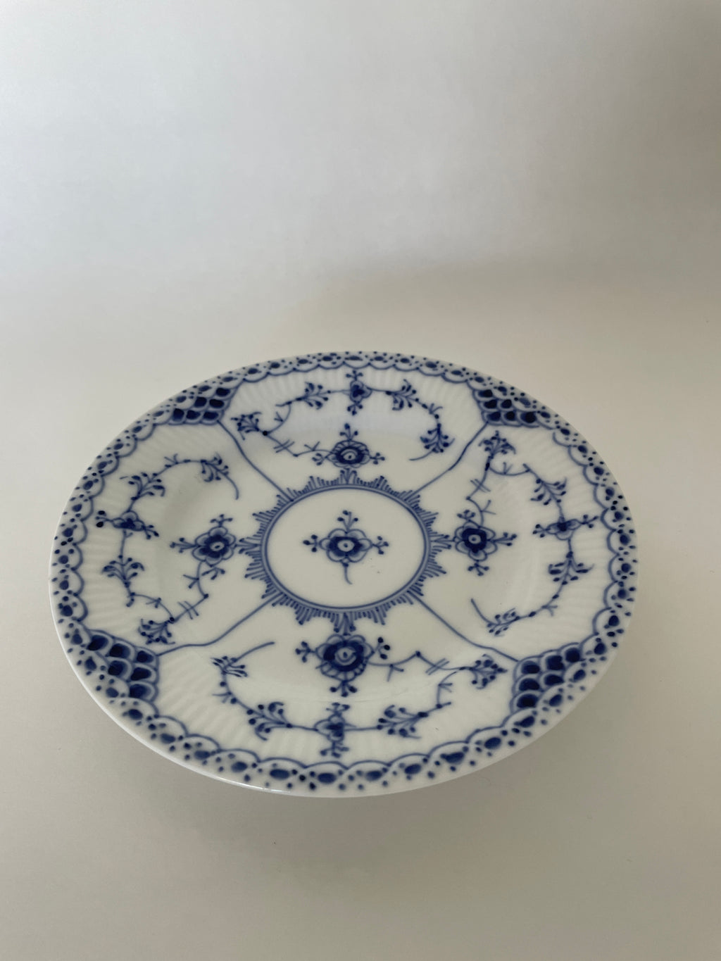 Royal Copenhagen Musselmalet Halvblonde kagetallerken nr. 1/575