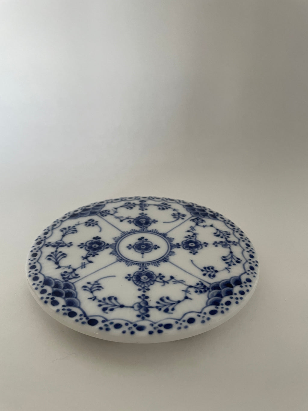 Royal Copenhagen Musselmalet Halvblonde bordskåner nr. 1/736