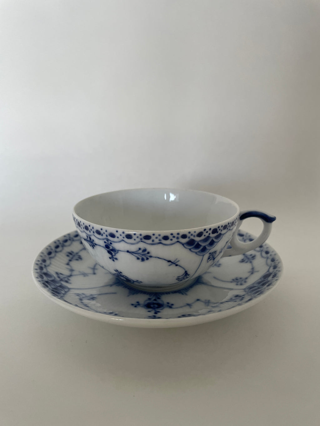 Royal Copenhagen Musselmalet Halvblonde tekop med underkop nr. 1/525