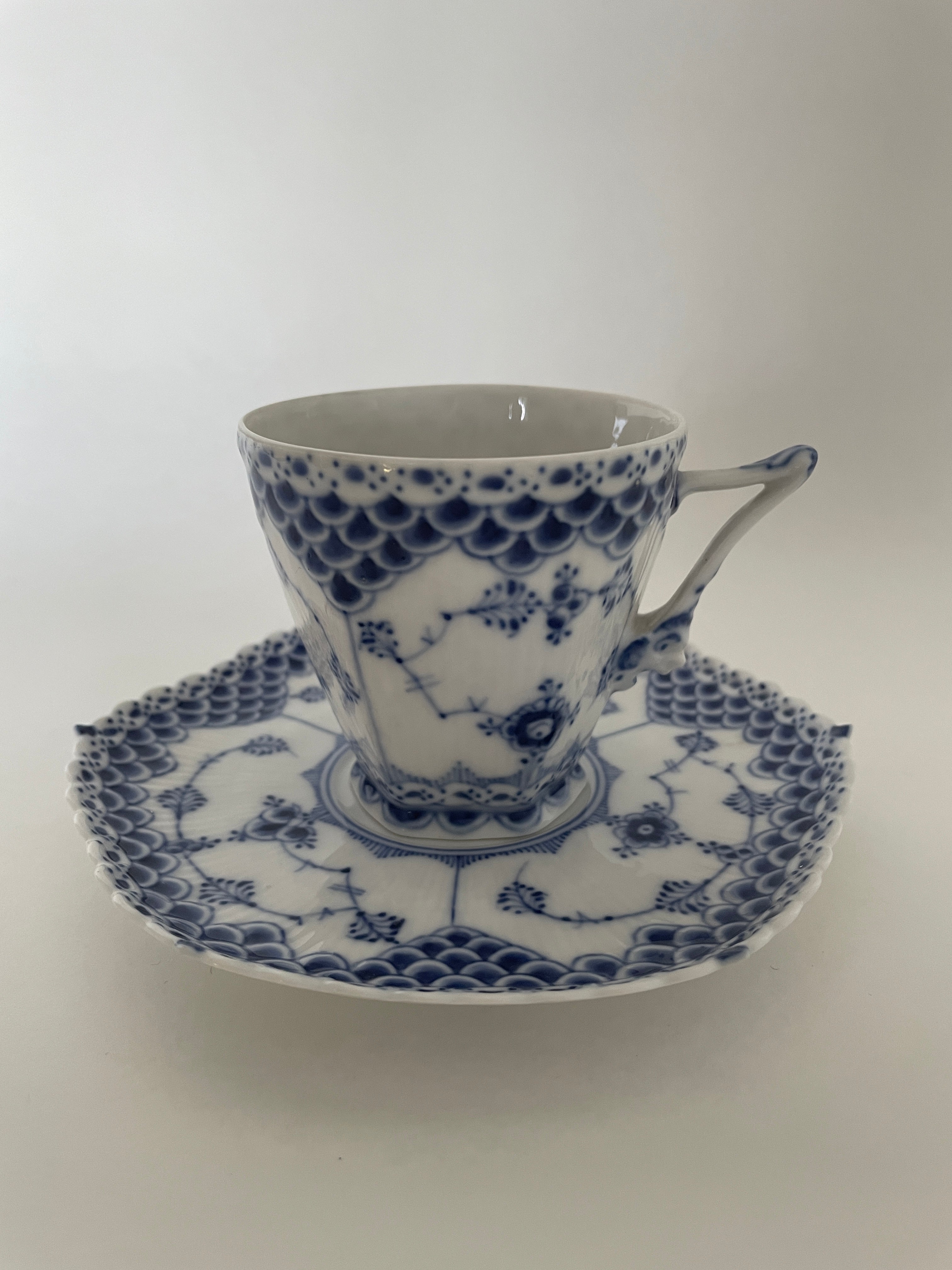 Royal Copenhagen Musselmalet Helblonde kaffekop med underkop djævlehoved nr. 1/1036