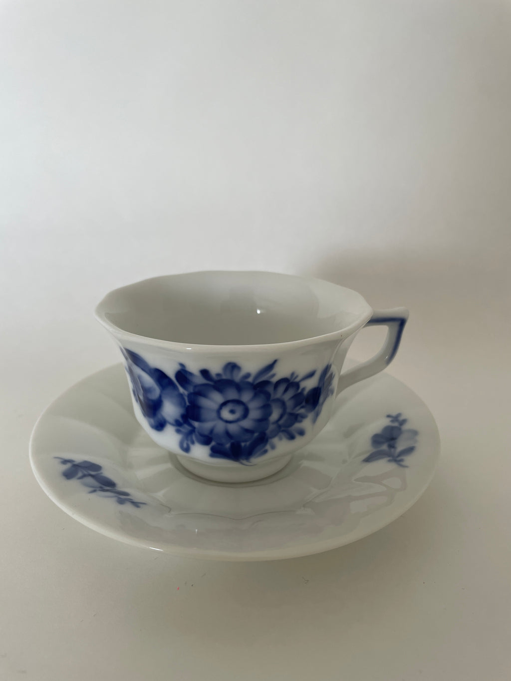 Royal Copenhagen Blå Blomst Kantet kaffekop med underkop nr. 10/8608