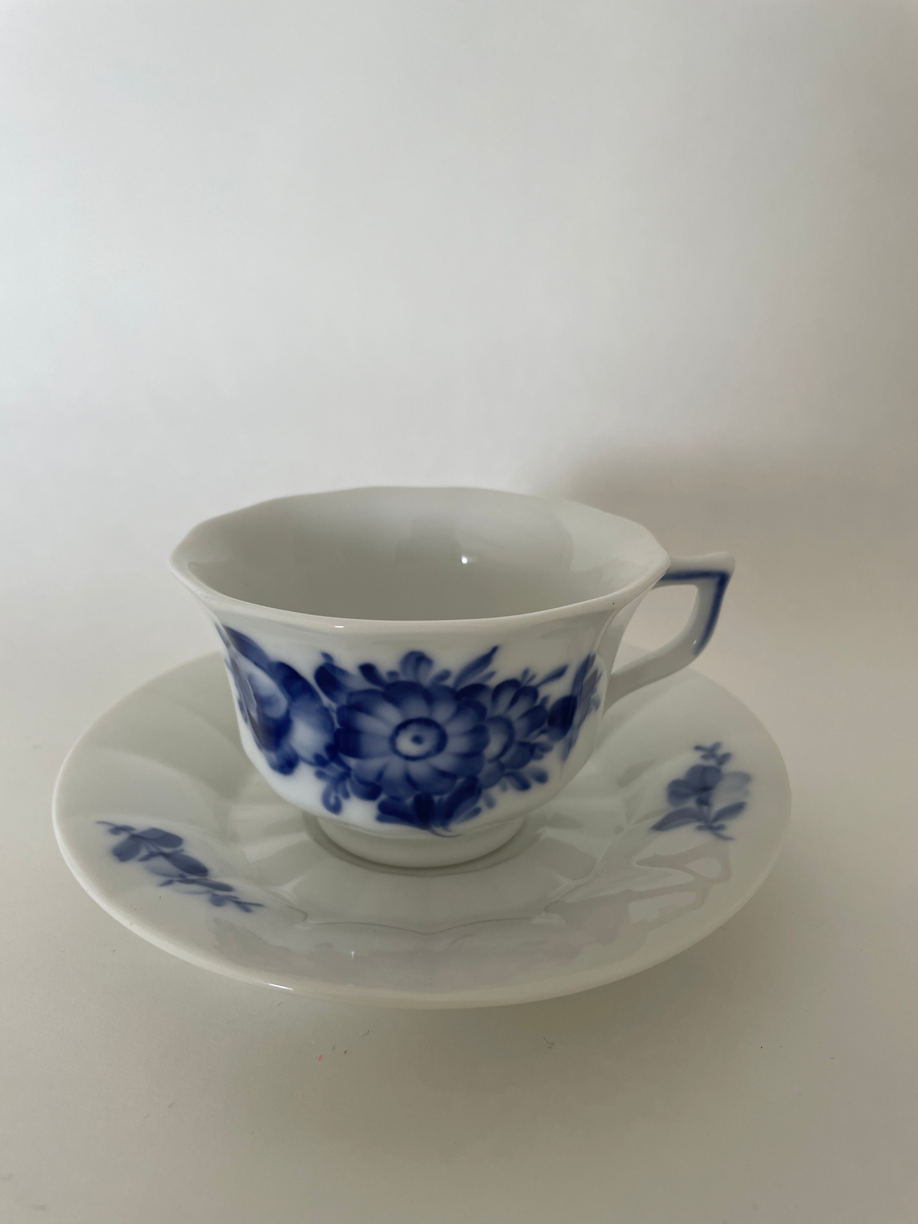 Royal Copenhagen Blå Blomst Kantet kaffekop med underkop nr. 10/8608