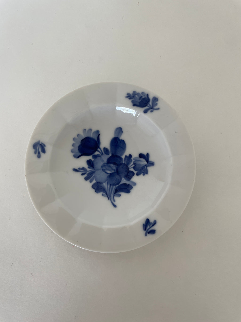 Royal Copenhagen Blå Blomst kantet smørskål nr. 10/8554