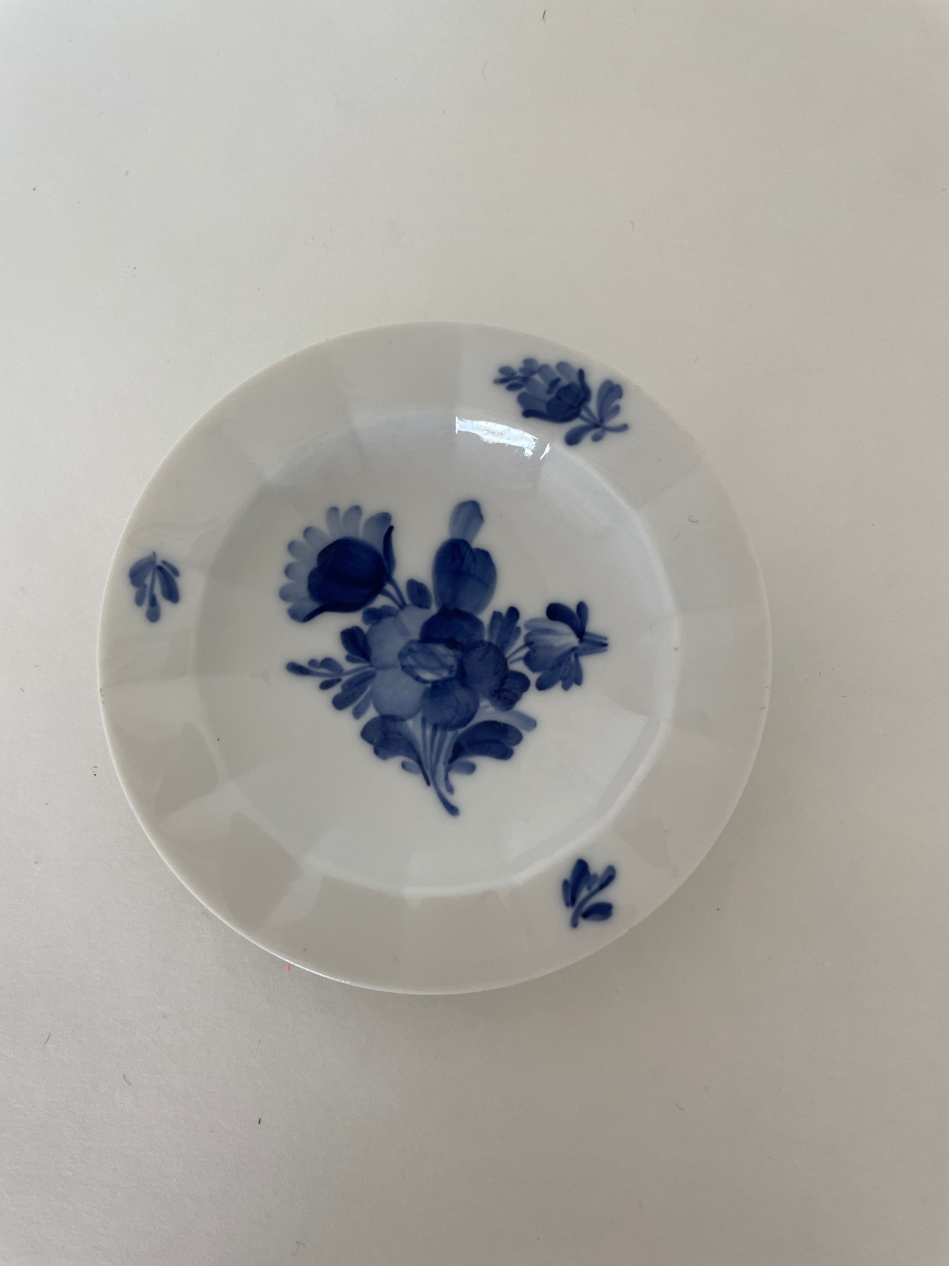 Royal Copenhagen Blå Blomst kantet smørskål nr. 10/8554