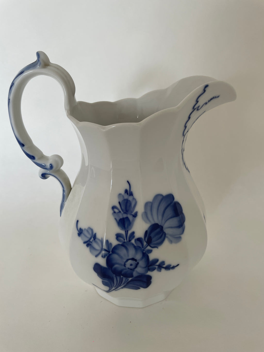 Royal Copenhagen Blå Blomst Kantet mælkekande nr. 10/8526