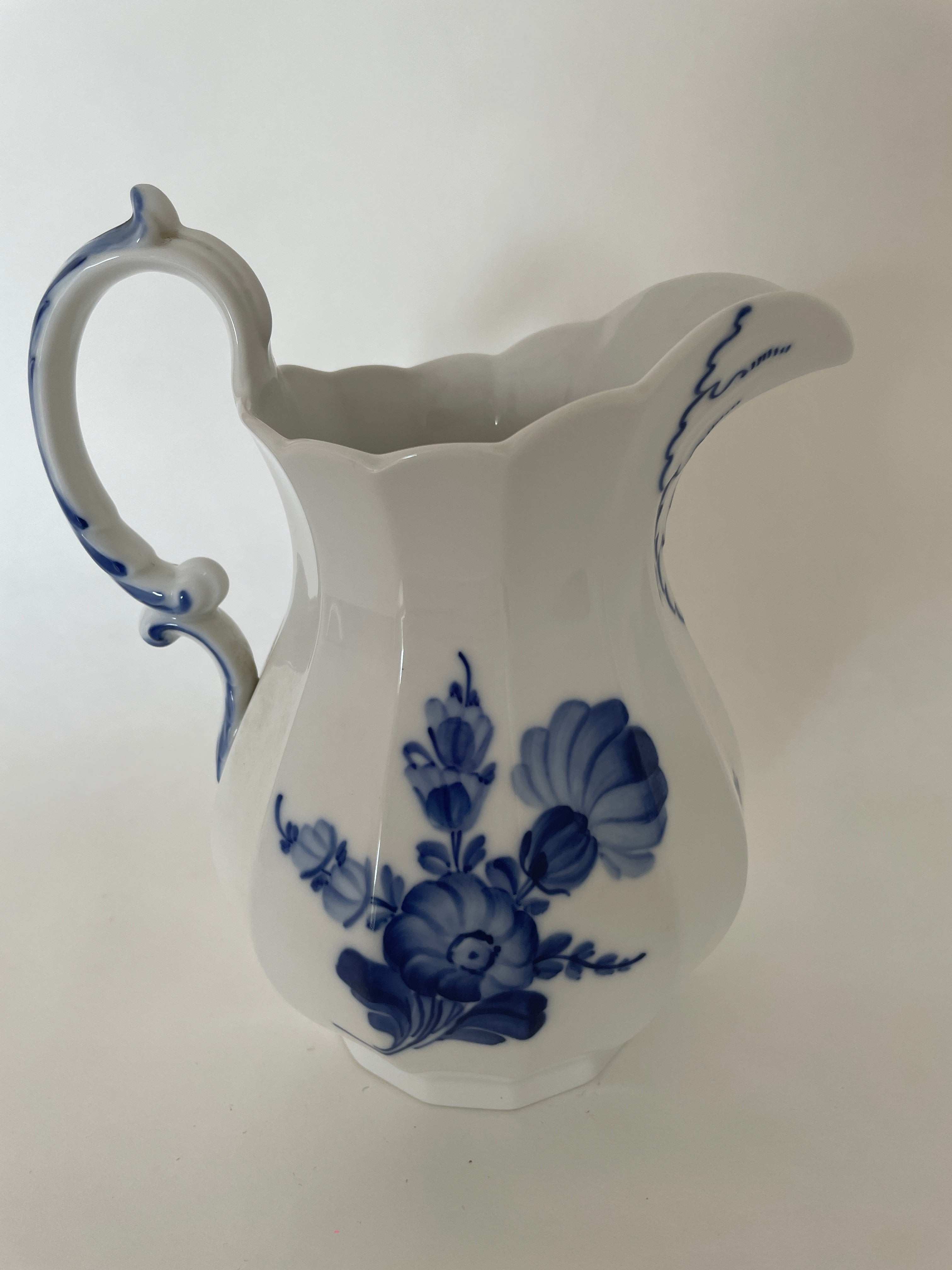 Royal Copenhagen Blå Blomst Kantet mælkekande nr. 10/8526