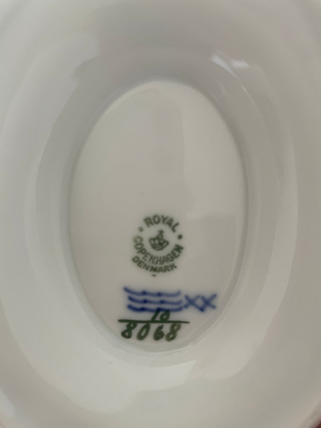 Royal Copenhagen Blå Blomst Kantet saucenæb med fast underfad nr. 10/8068