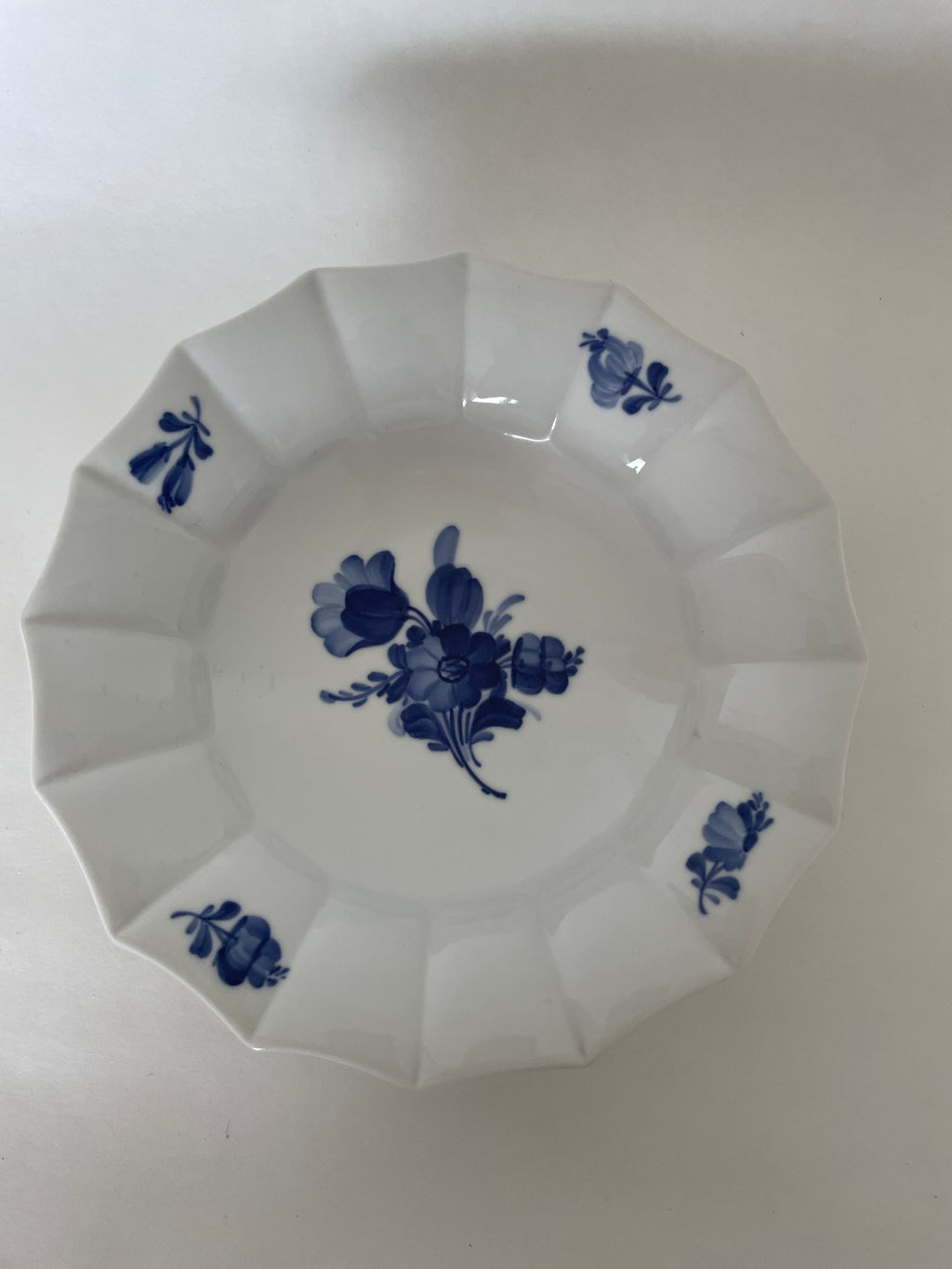Royal Copenhagen Blå Blomst Kantet serveringsskål nr. 10/8557