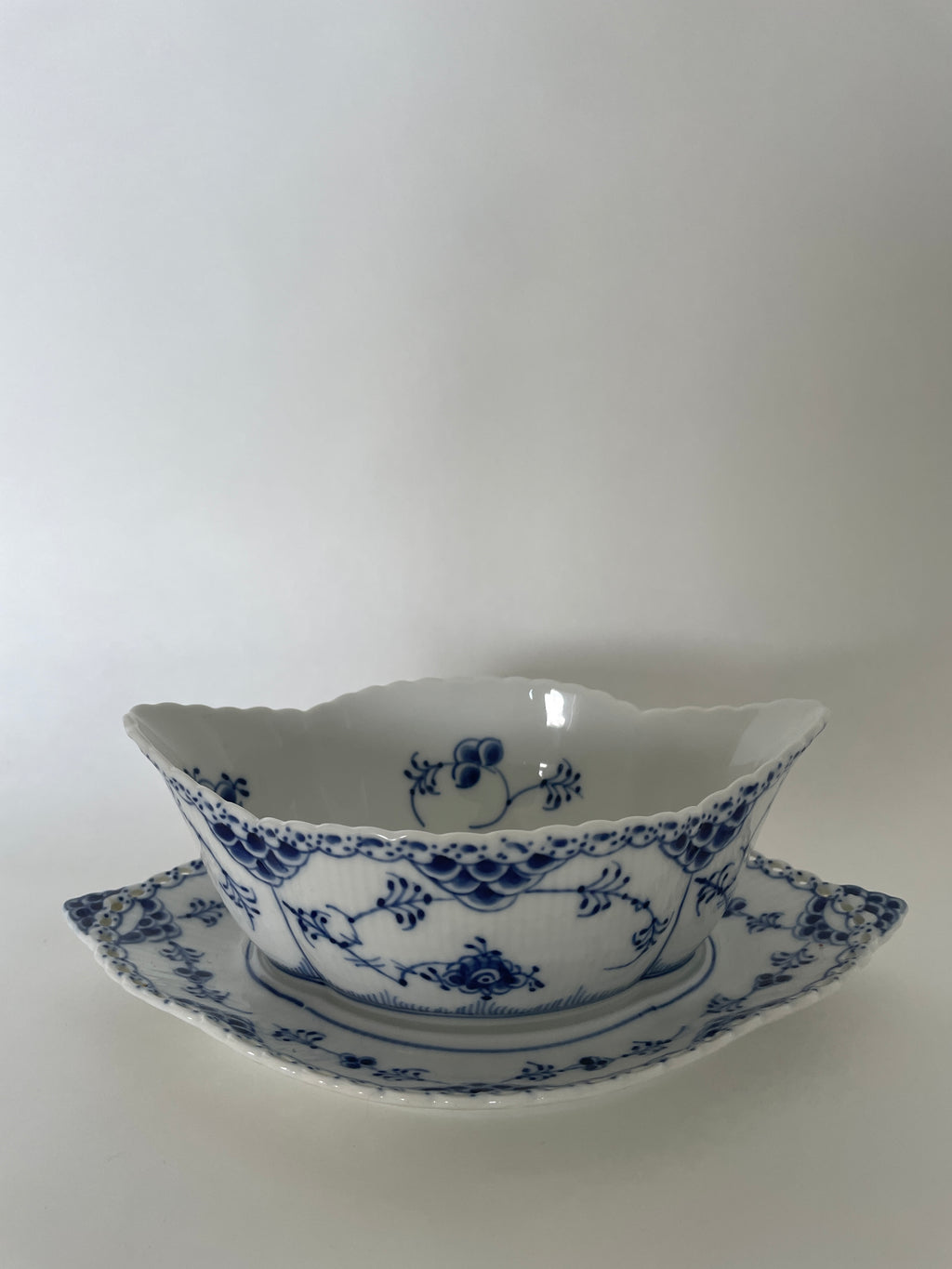 Royal Copenhagen Musselmalet Helblonde sauceskål med fast fod nr. 1/1105