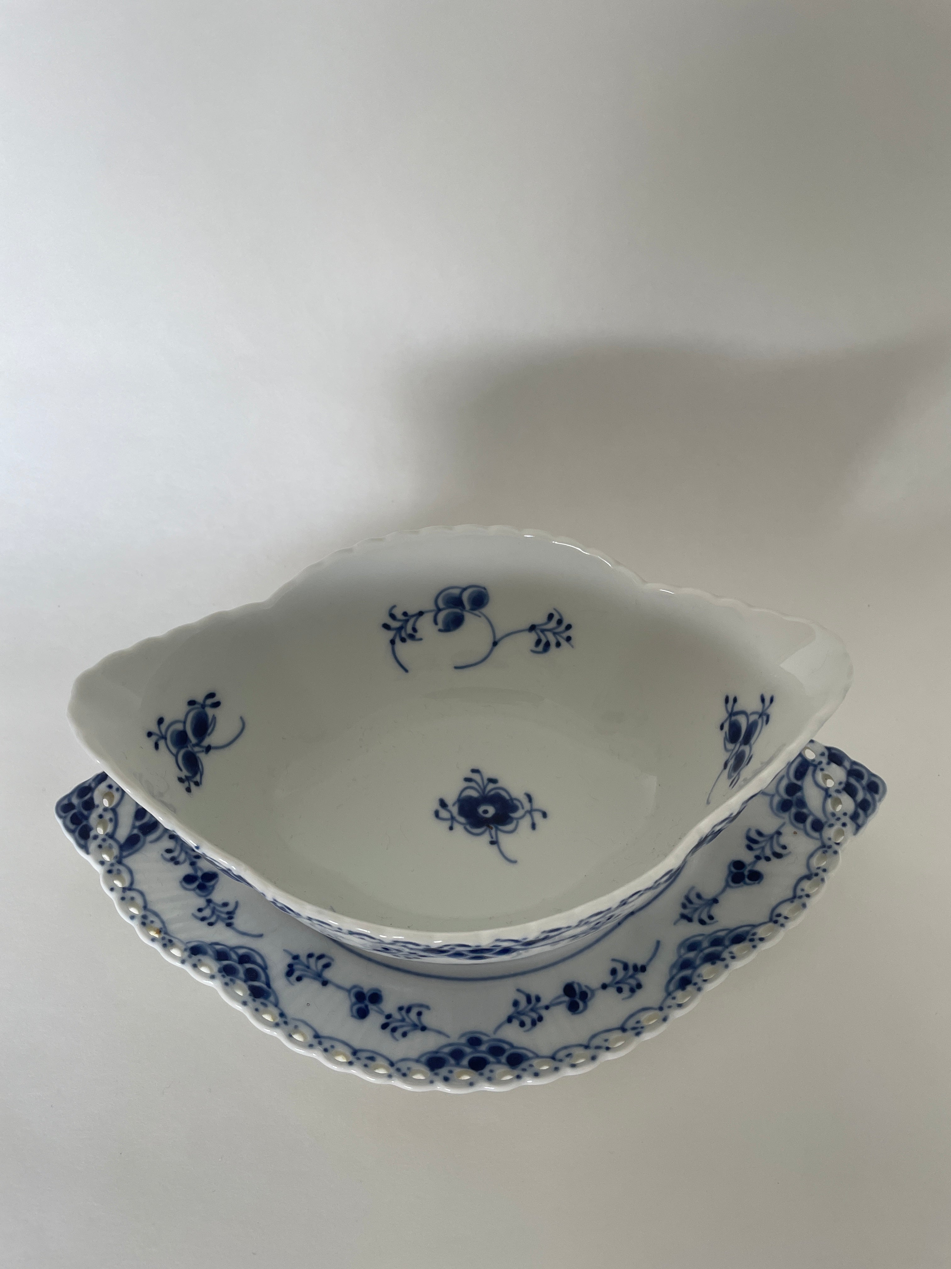 Royal Copenhagen Musselmalet Helblonde sauceskål med fast fod nr. 1/1105