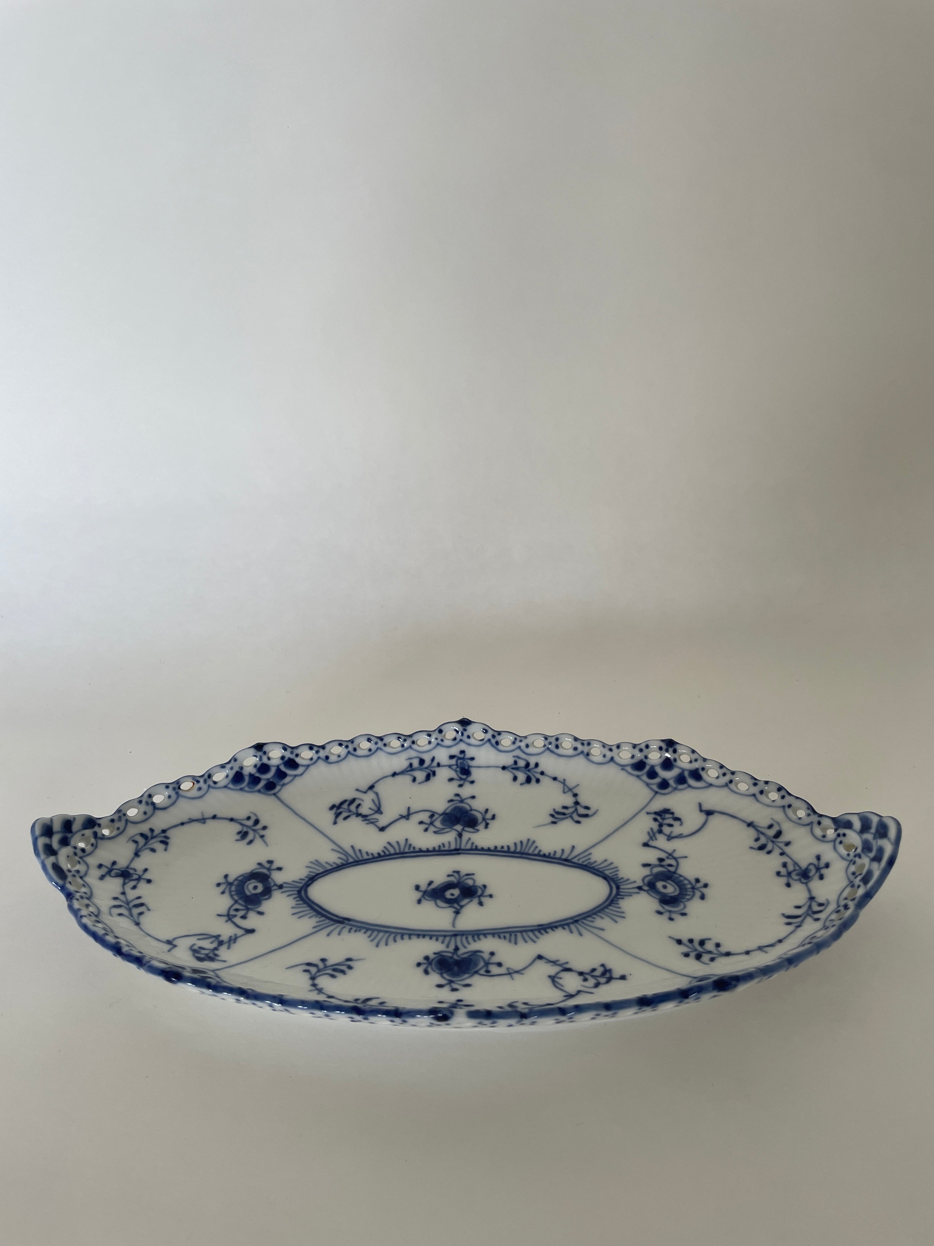 Royal Copenhagen Musselmalet Helblonde fad nr. 1/1115