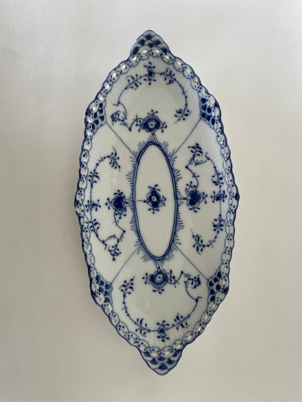 Royal Copenhagen Musselmalet Helblonde fad nr. 1/1115