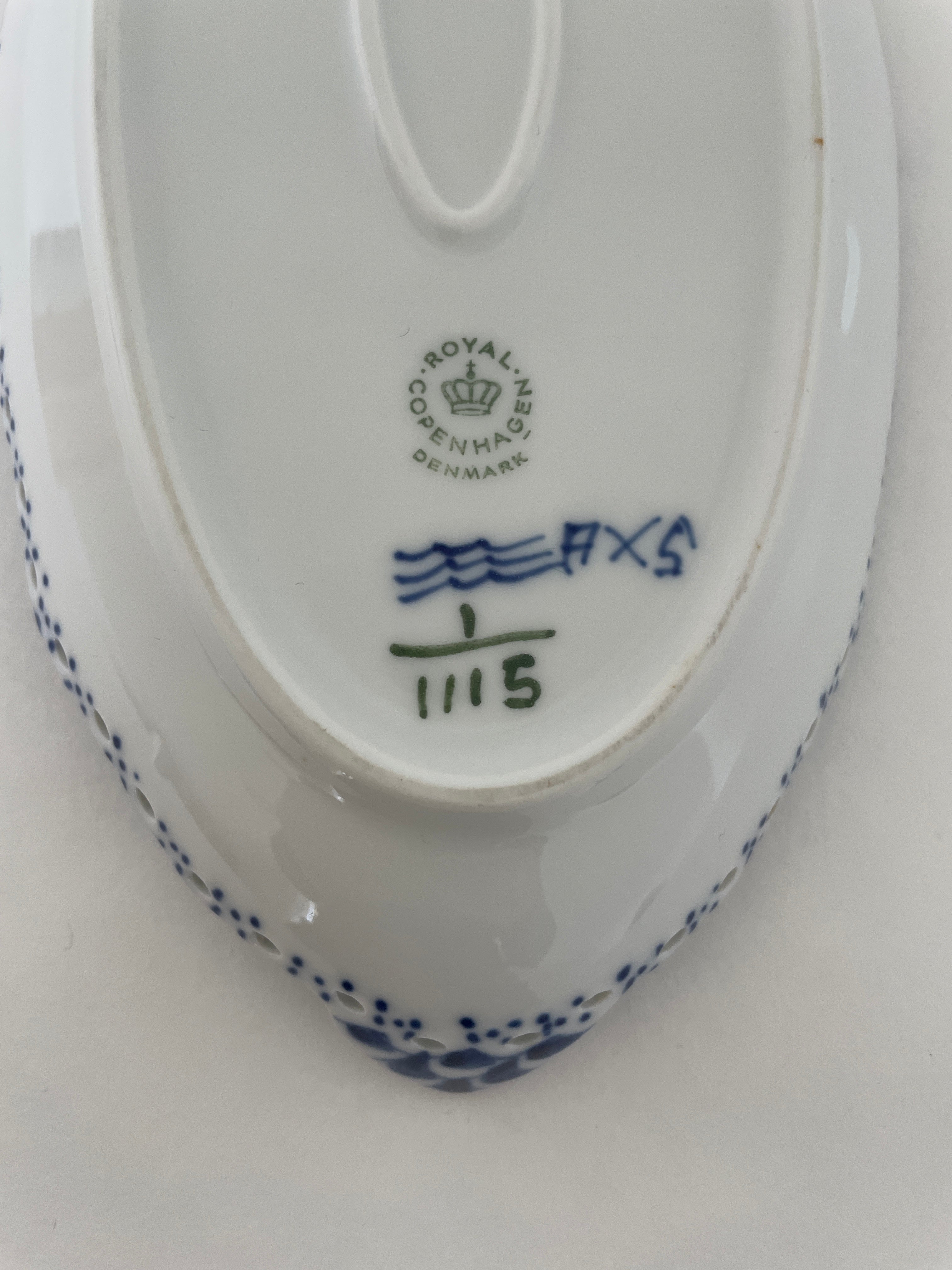 Royal Copenhagen Musselmalet Helblonde fad nr. 1/1115