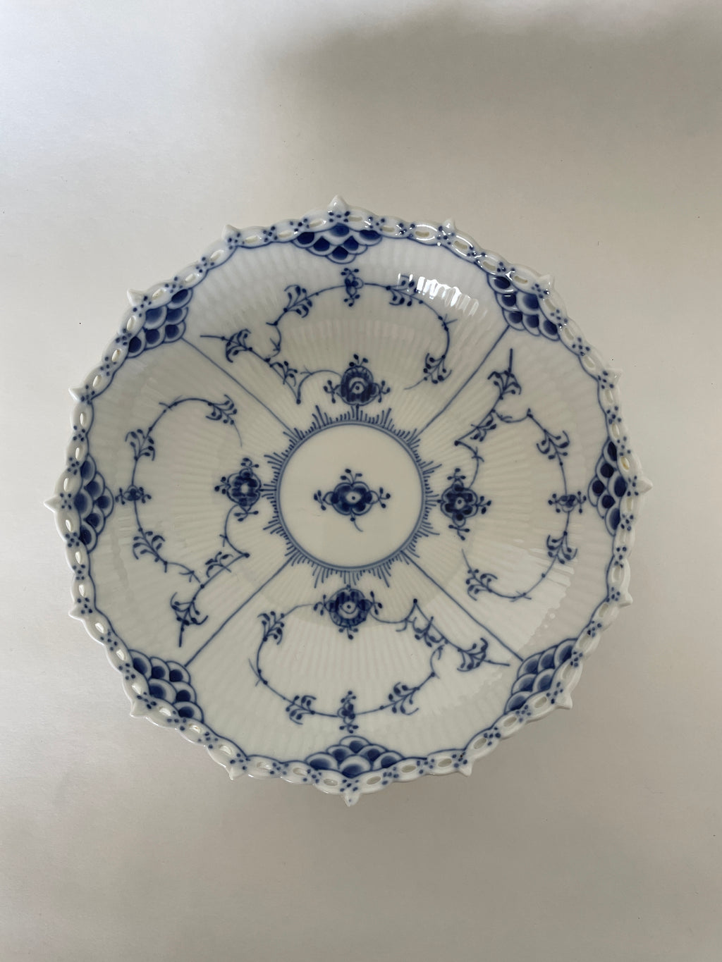 Royal Copenhagen Musselmalet Helblonde skål nr. 1/1018