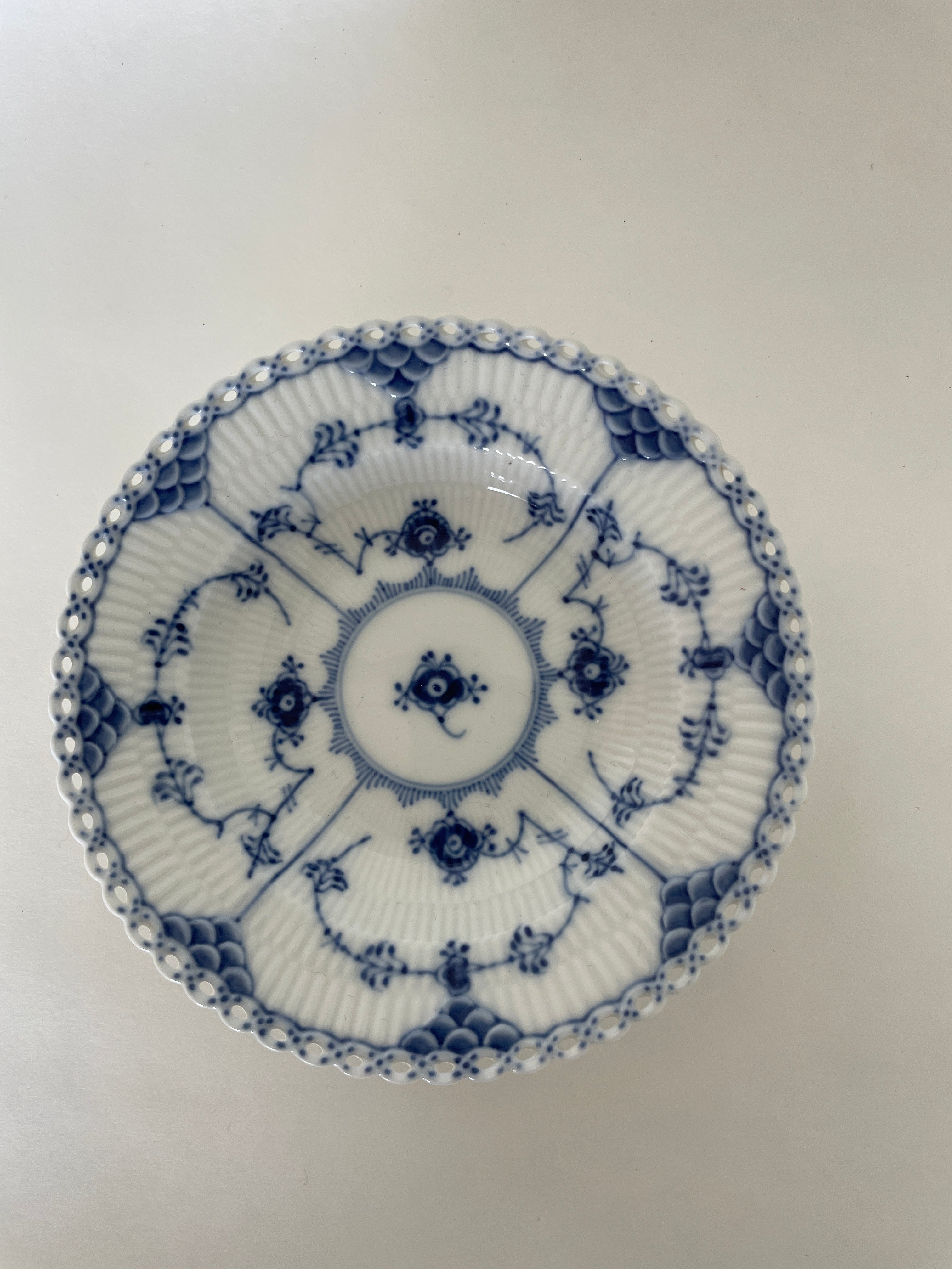 Royal Copenhagen Musselmalet Helblonde lille dyb tallerken nr. 1/1081