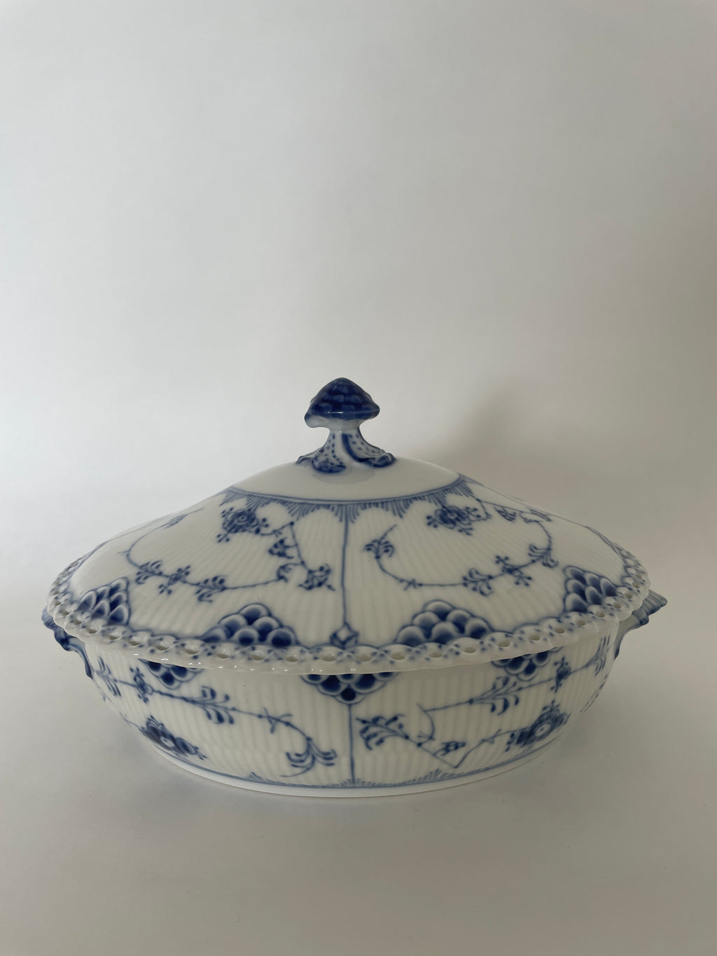 Royal Copenhagen Musselmalet Helblonde terrin med låg nr. 1/1129