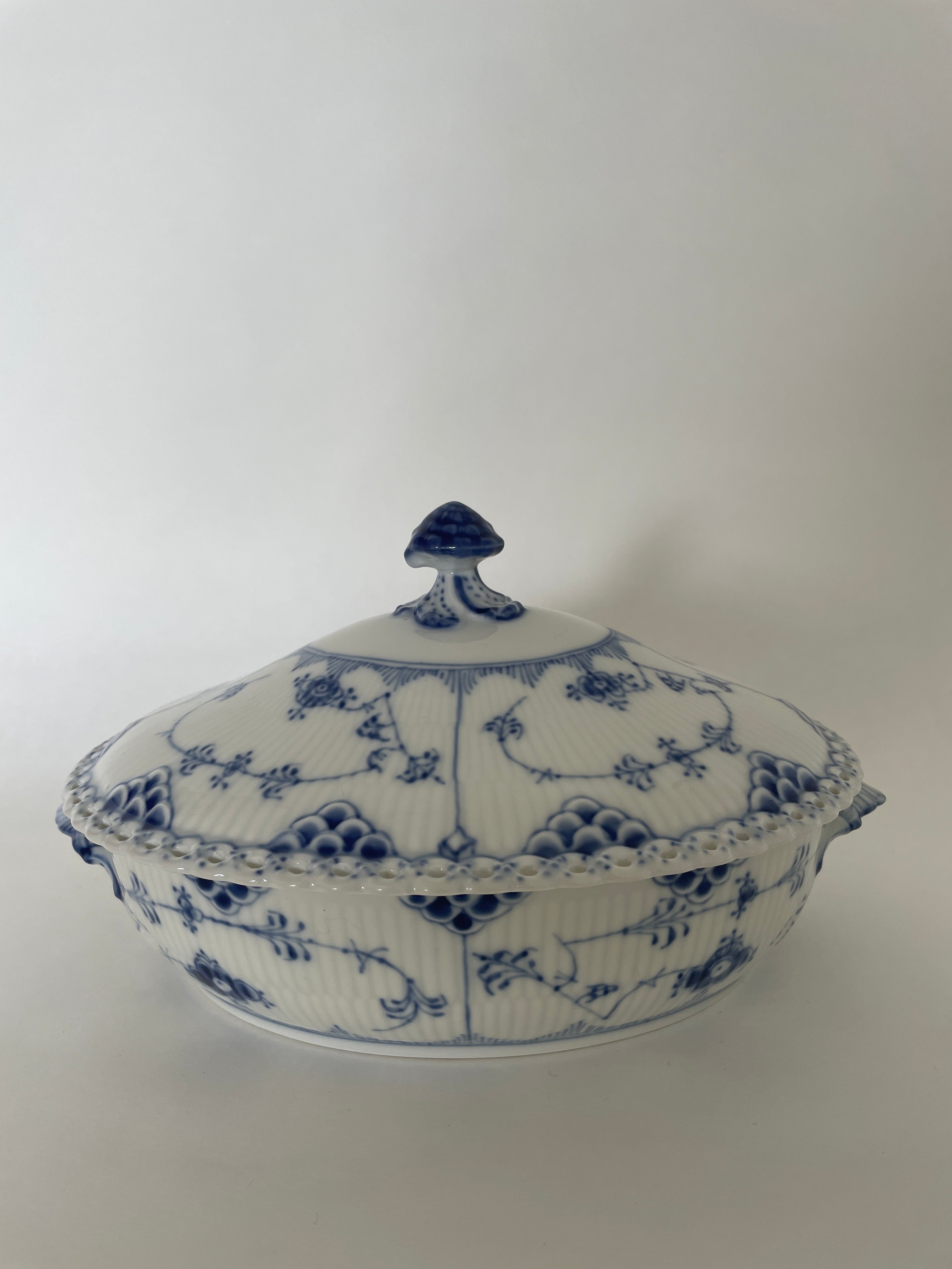 Royal Copenhagen Musselmalet Helblonde terrin med låg nr. 1/1129