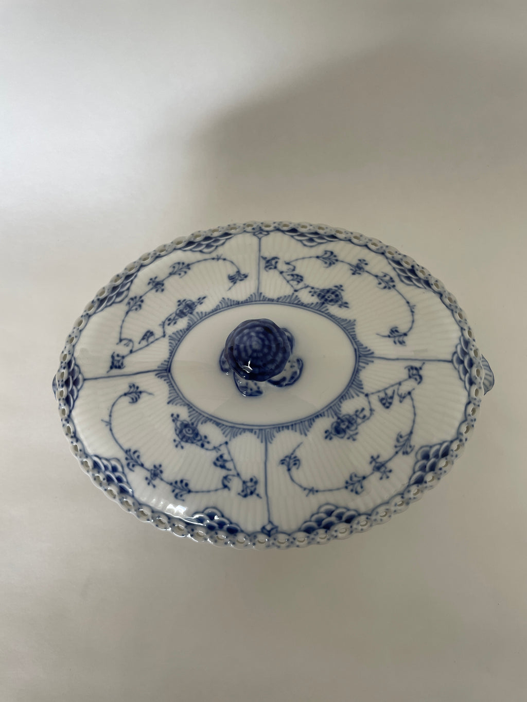 Royal Copenhagen Musselmalet Helblonde terrin med låg nr. 1/1129