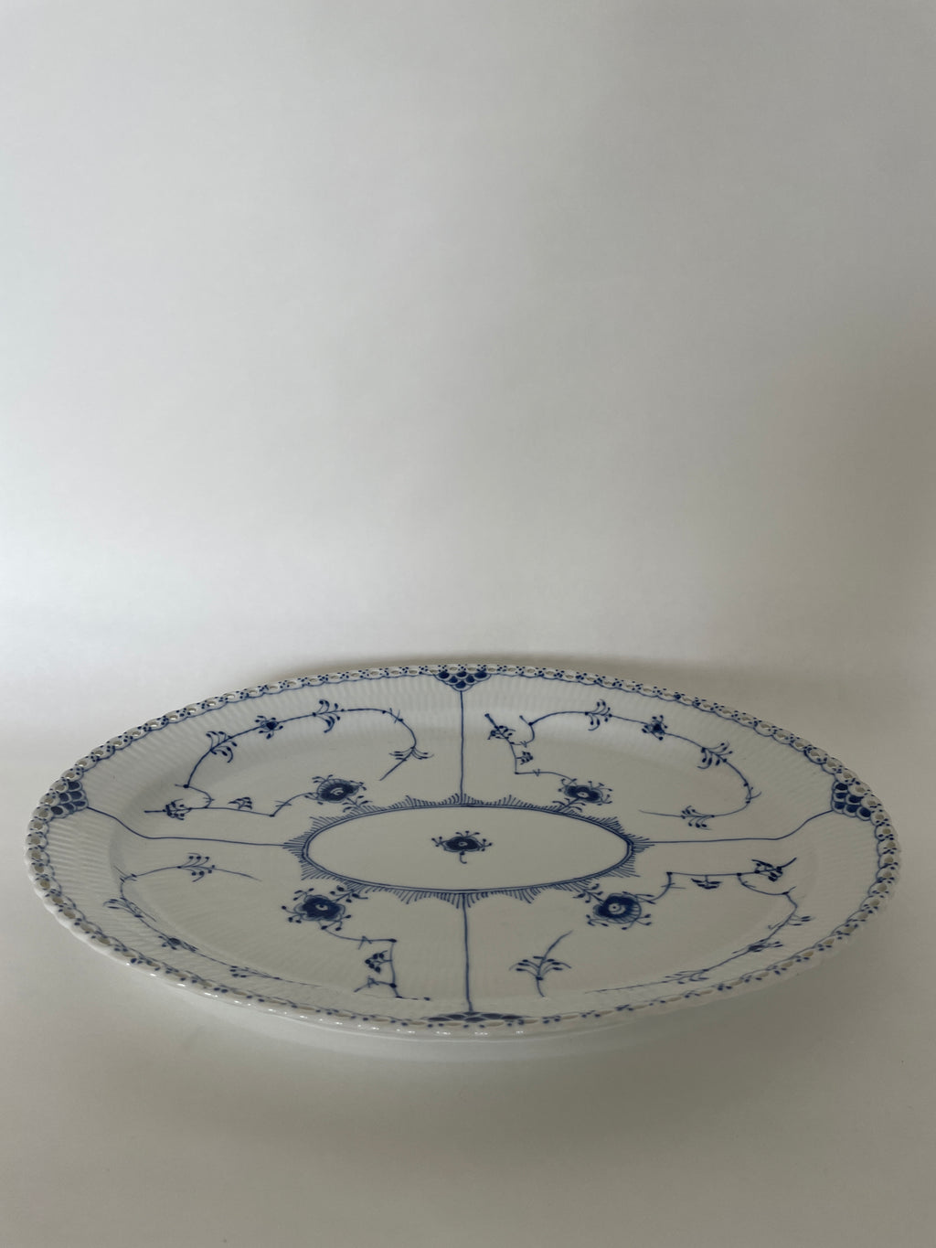 Royal Copenhagen Musselmalet Helblonde stort stegefad nr. 1/1149