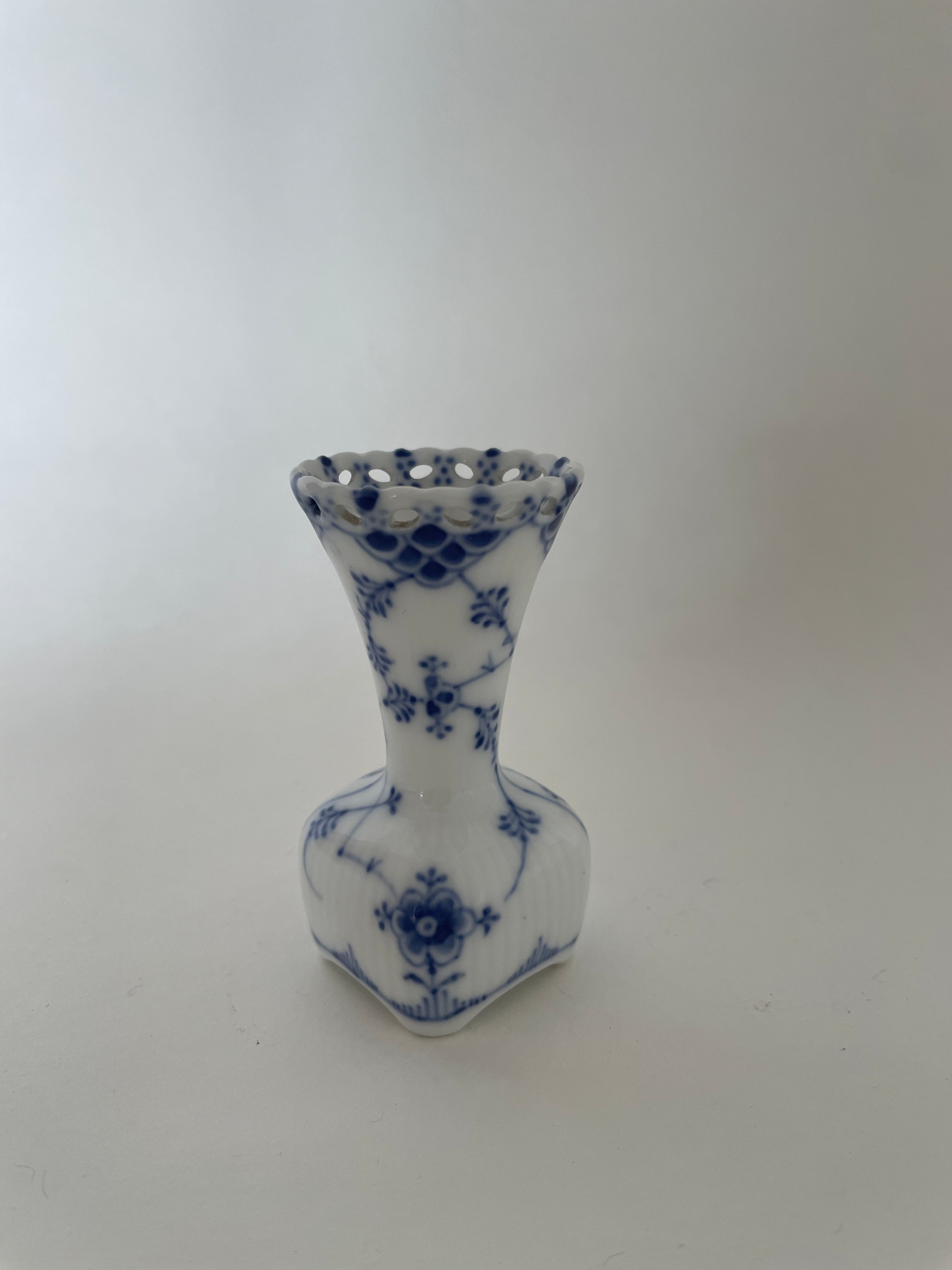 Royal Copenhagen Musselmalet helblonde violvase nr. 1/1161