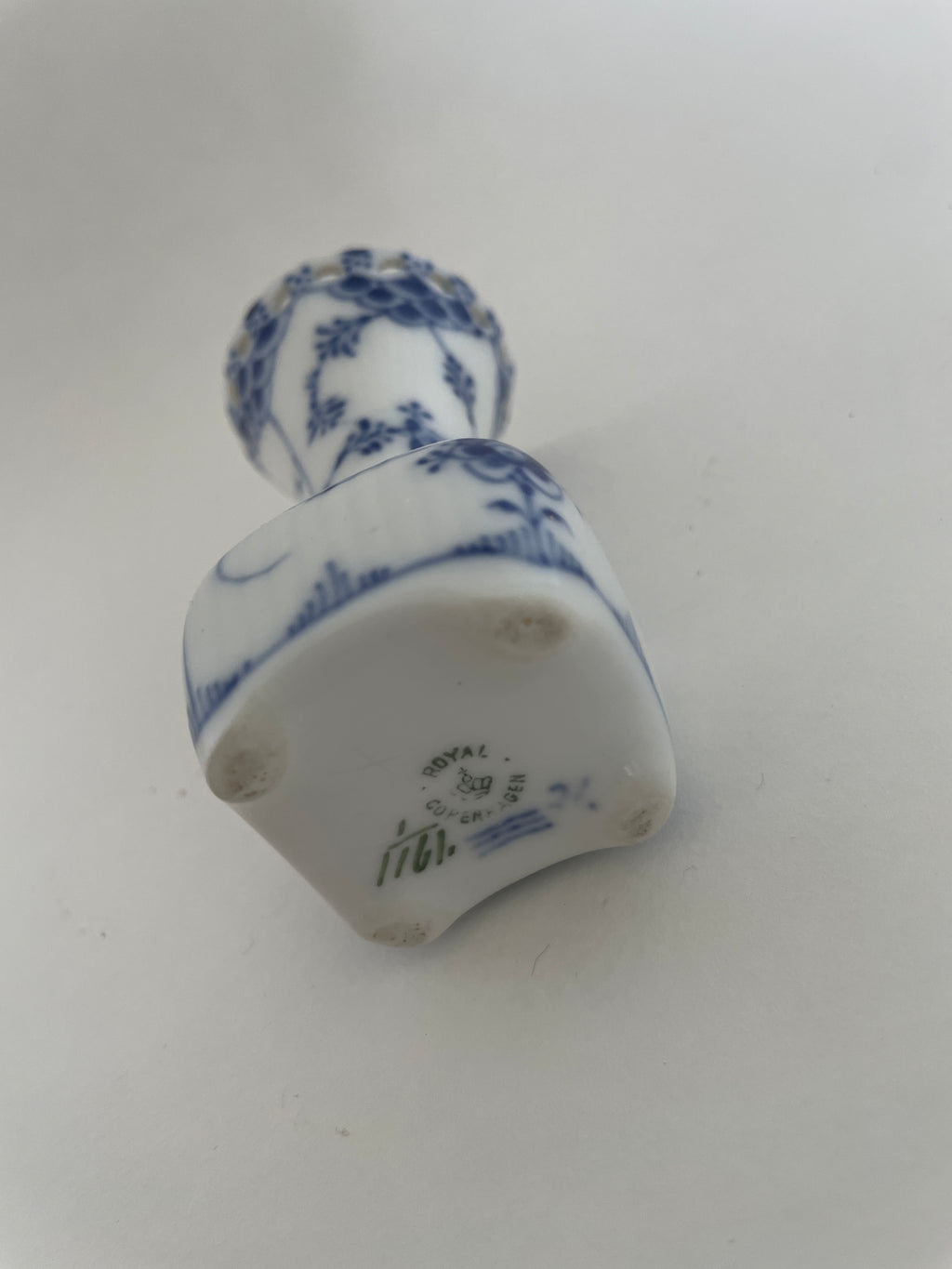 Royal Copenhagen Musselmalet helblonde violvase nr. 1/1161