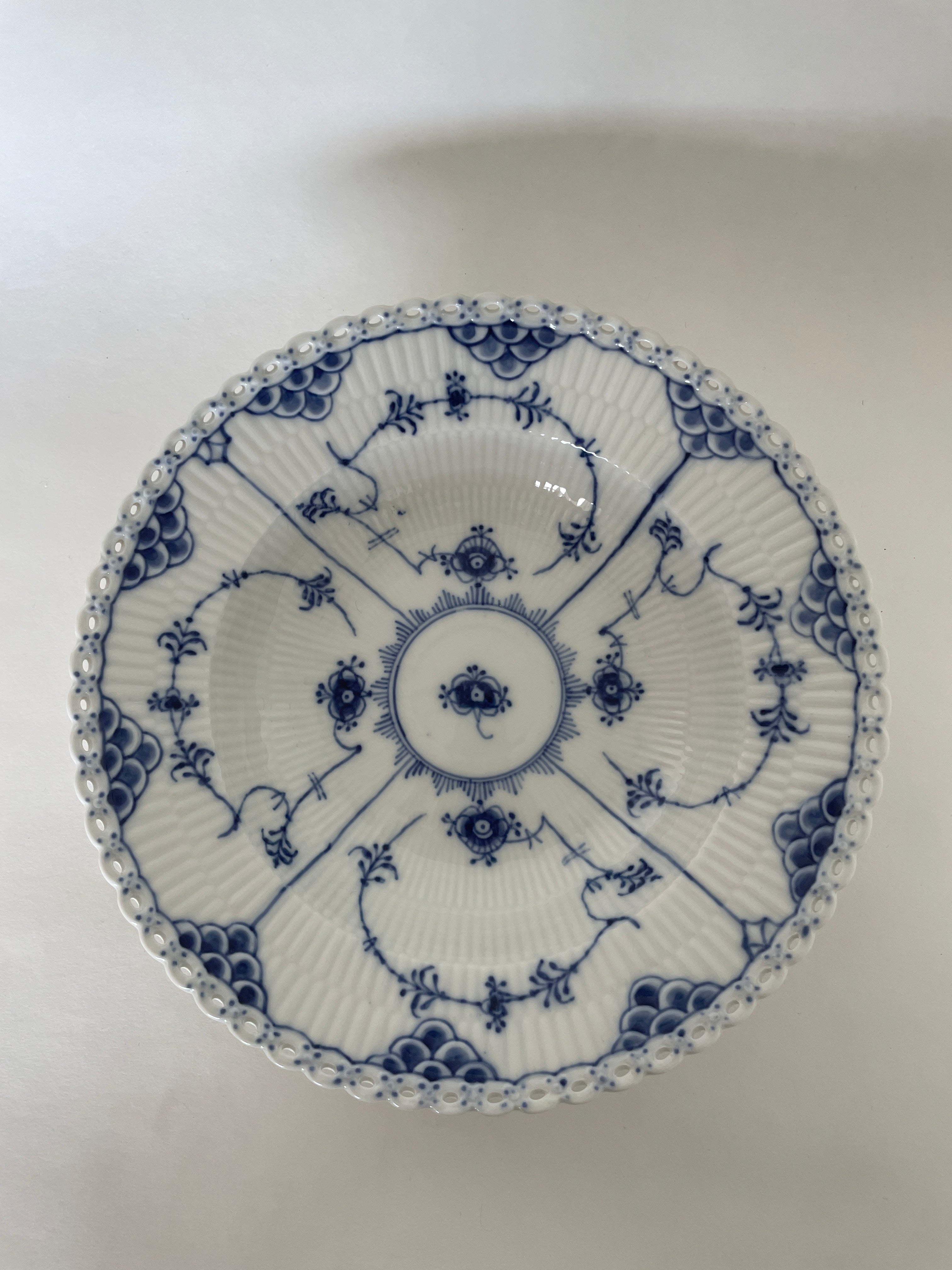 Royal Copenhagen Musselmalet Helblonde dyb tallerken nr. 1/1079