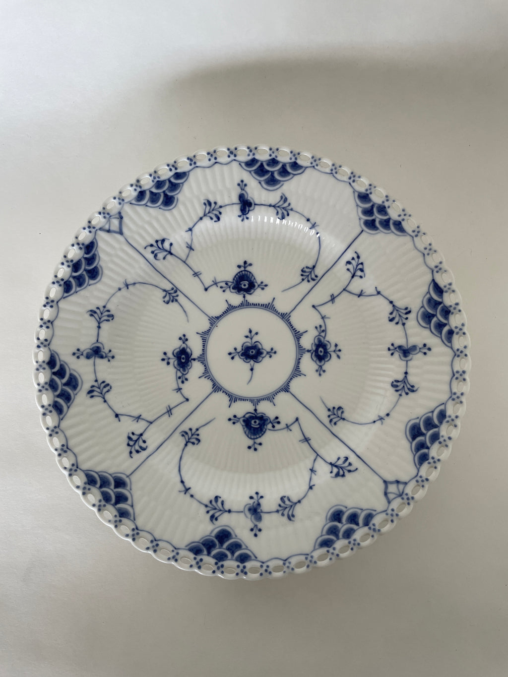Royal Copenhagen Musselmalet Helblonde tallerken nr. 1/1085
