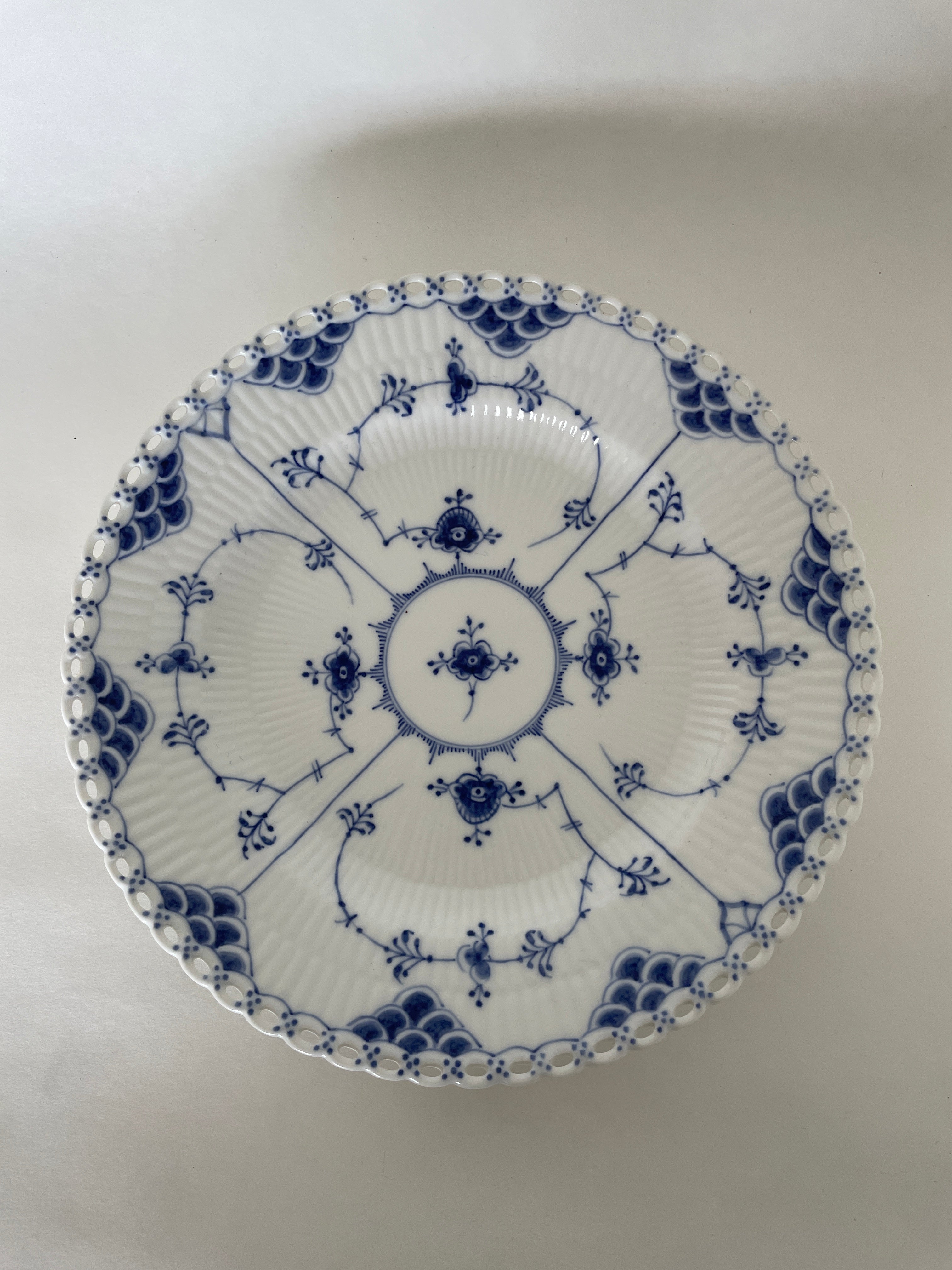 Royal Copenhagen Musselmalet Helblonde tallerken nr. 1/1085