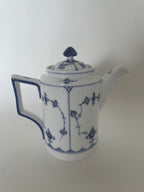 Royal Copenhagen Musselmalet kaffekande med låg nr. 1/369