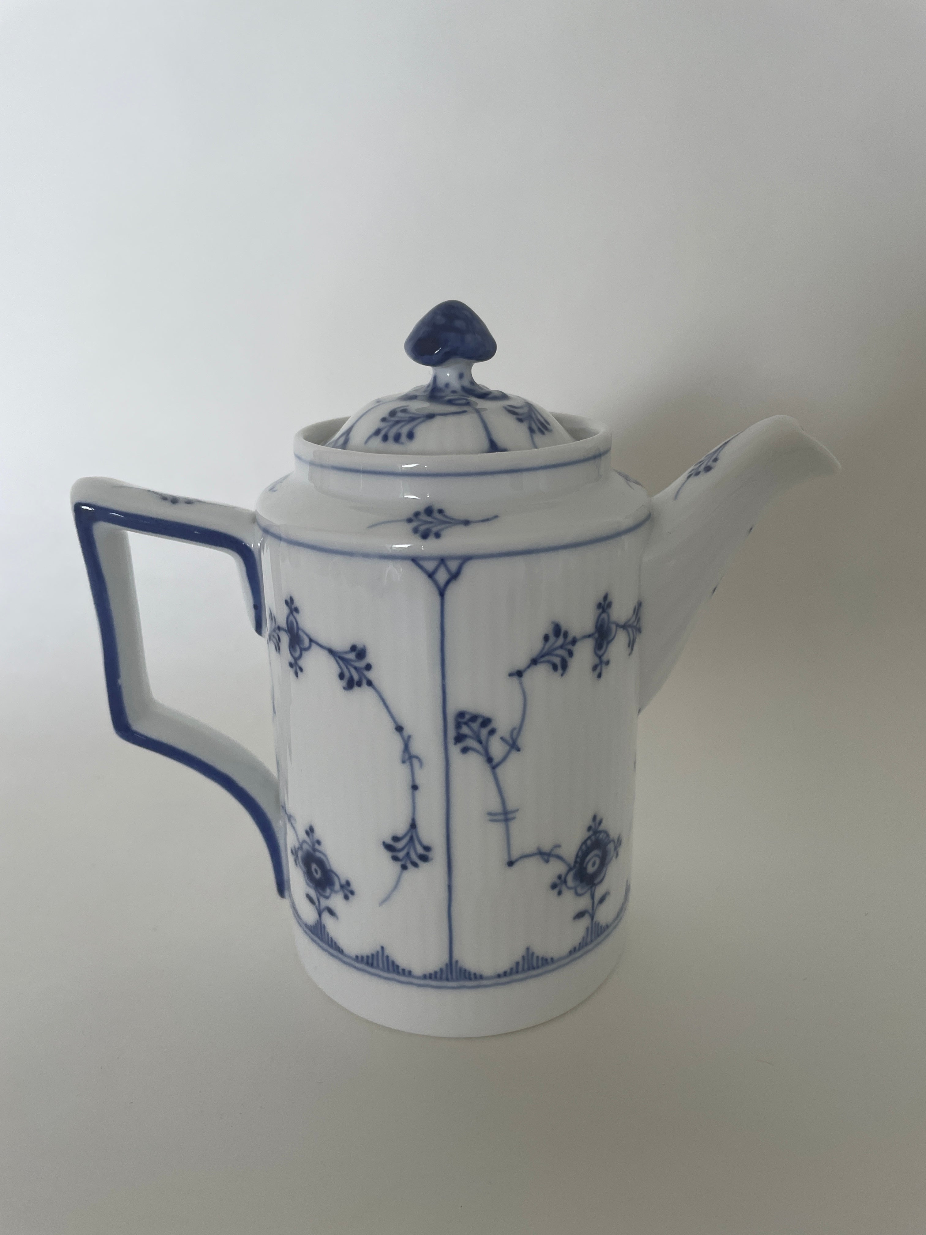 Royal Copenhagen Musselmalet kaffekande med låg nr. 1/369