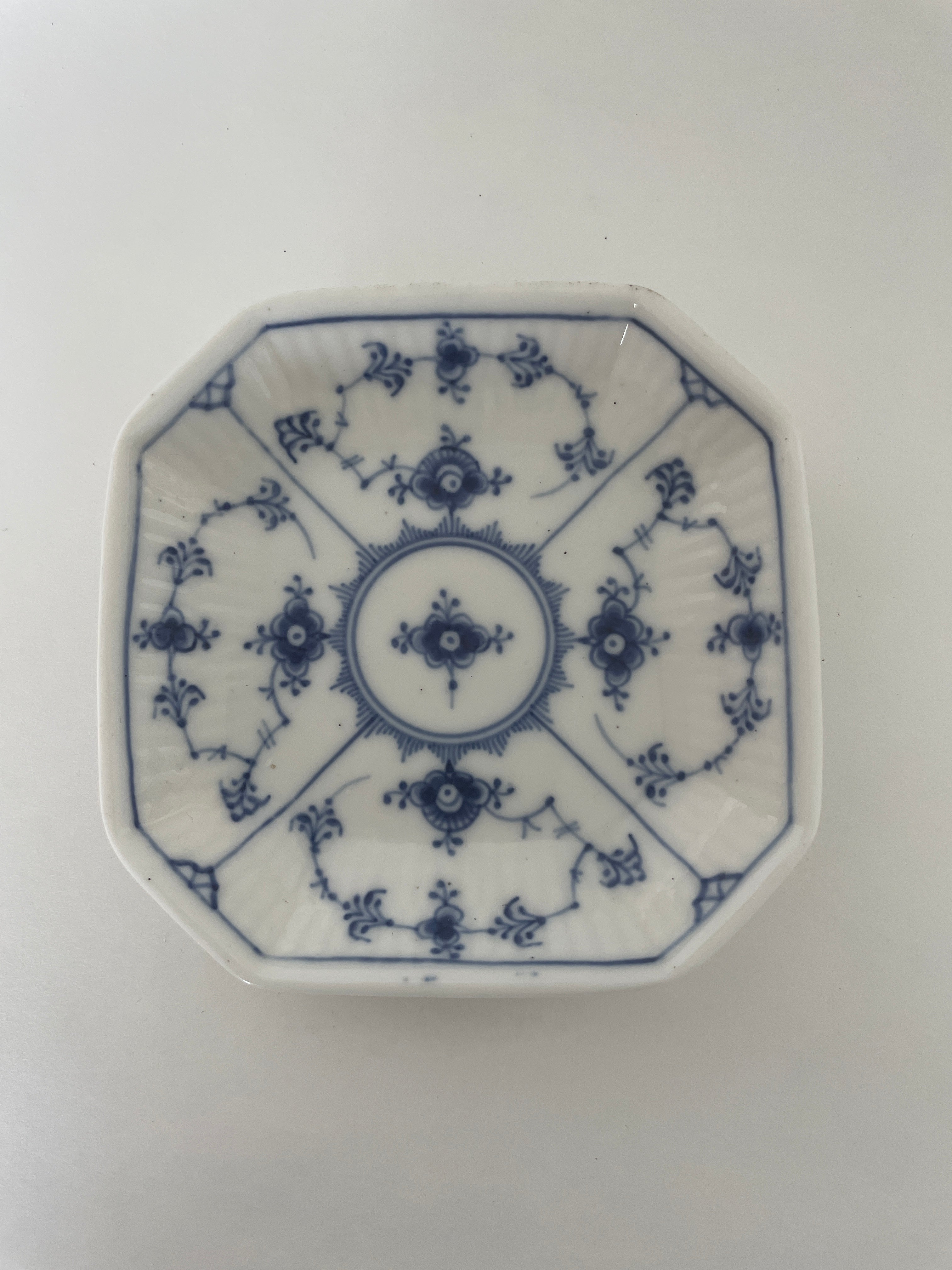 Royal Copenhagen Musselmalet Riflet sættefad nr. 1/228