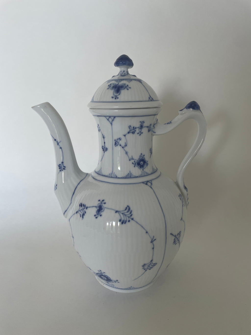 Royal Copenhagen Musselmalet Riflet kaffekande nr. 1/48