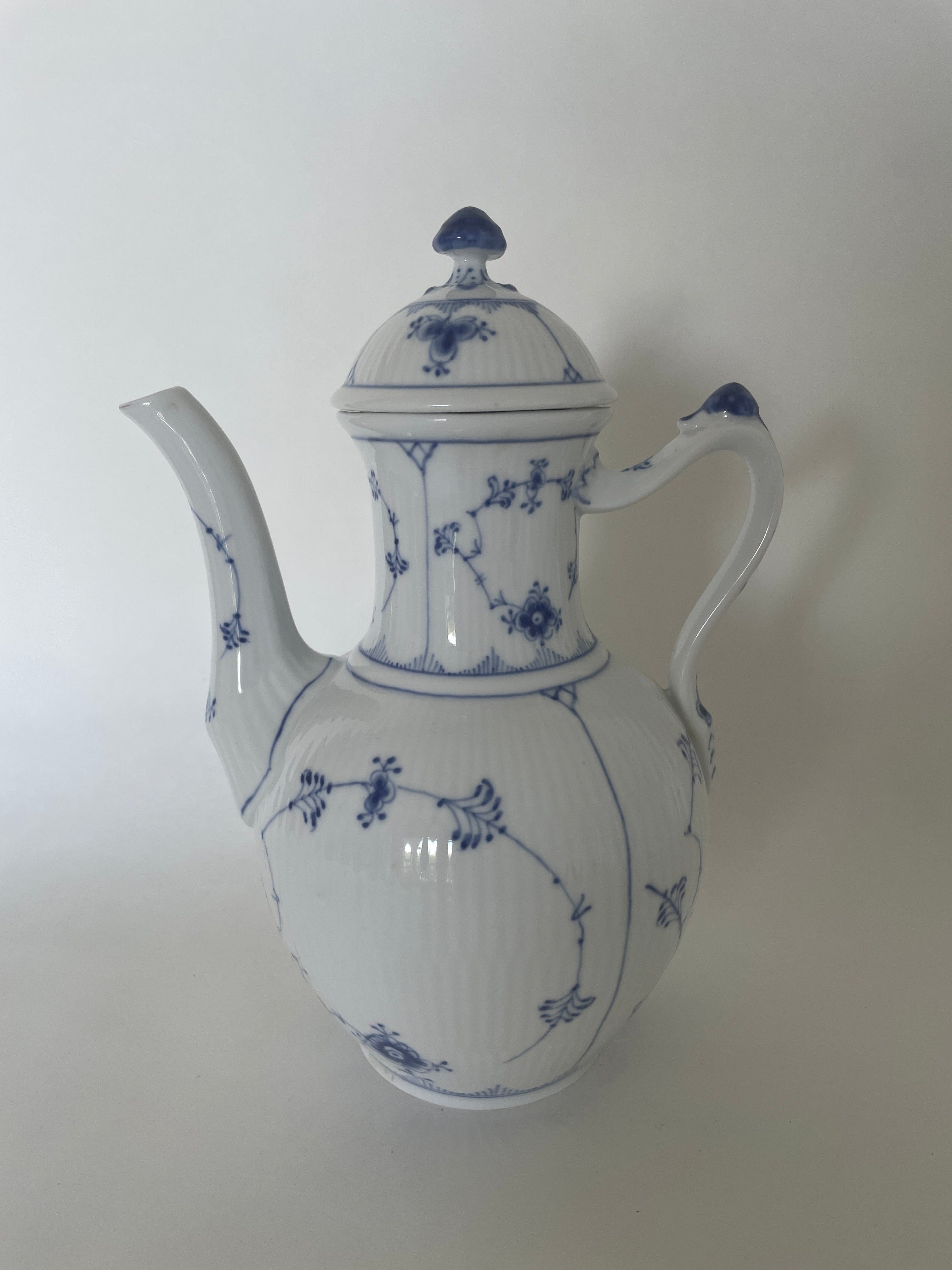 Royal Copenhagen Musselmalet Riflet kaffekande nr. 1/48