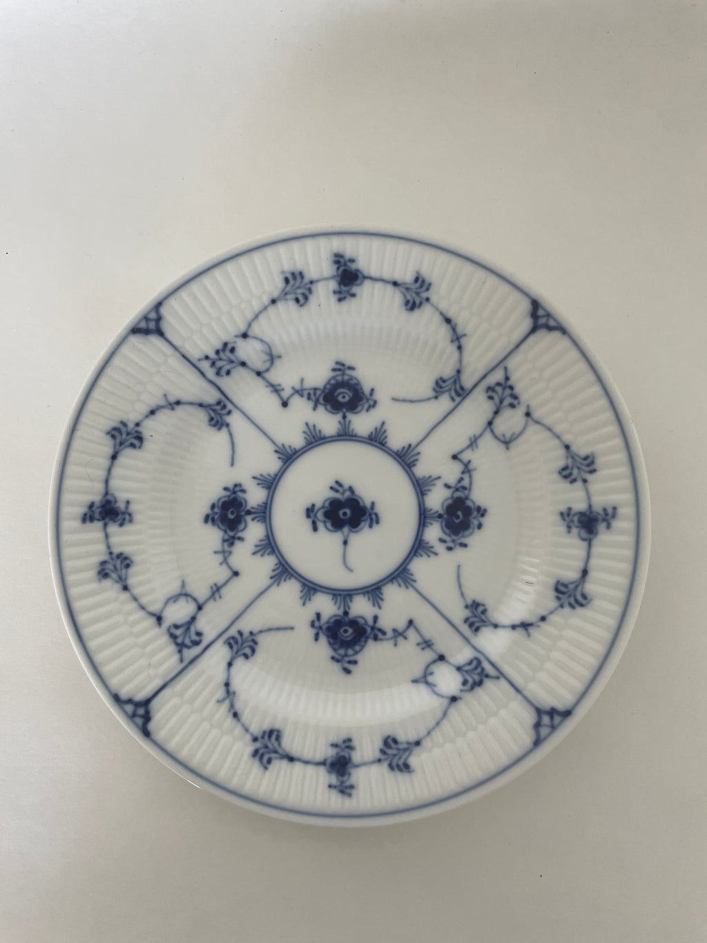 Royal Copenhagen Musselmalet Riflet kagetallerken nr. 1/180
