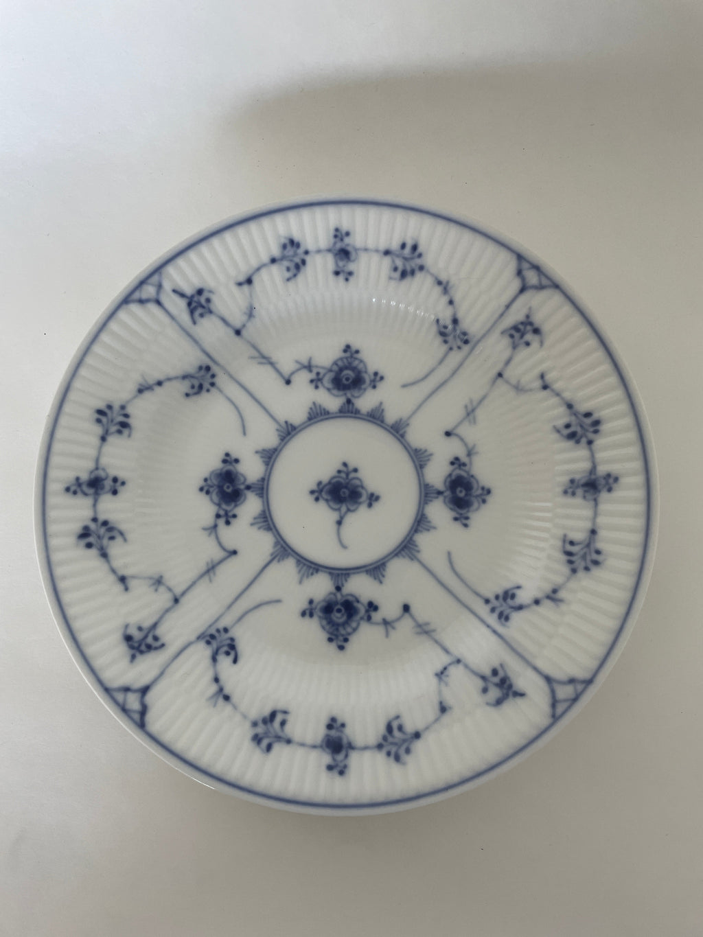 Royal Copenhagen Musselmalet Riflet frokosttallerken nr. 1/178