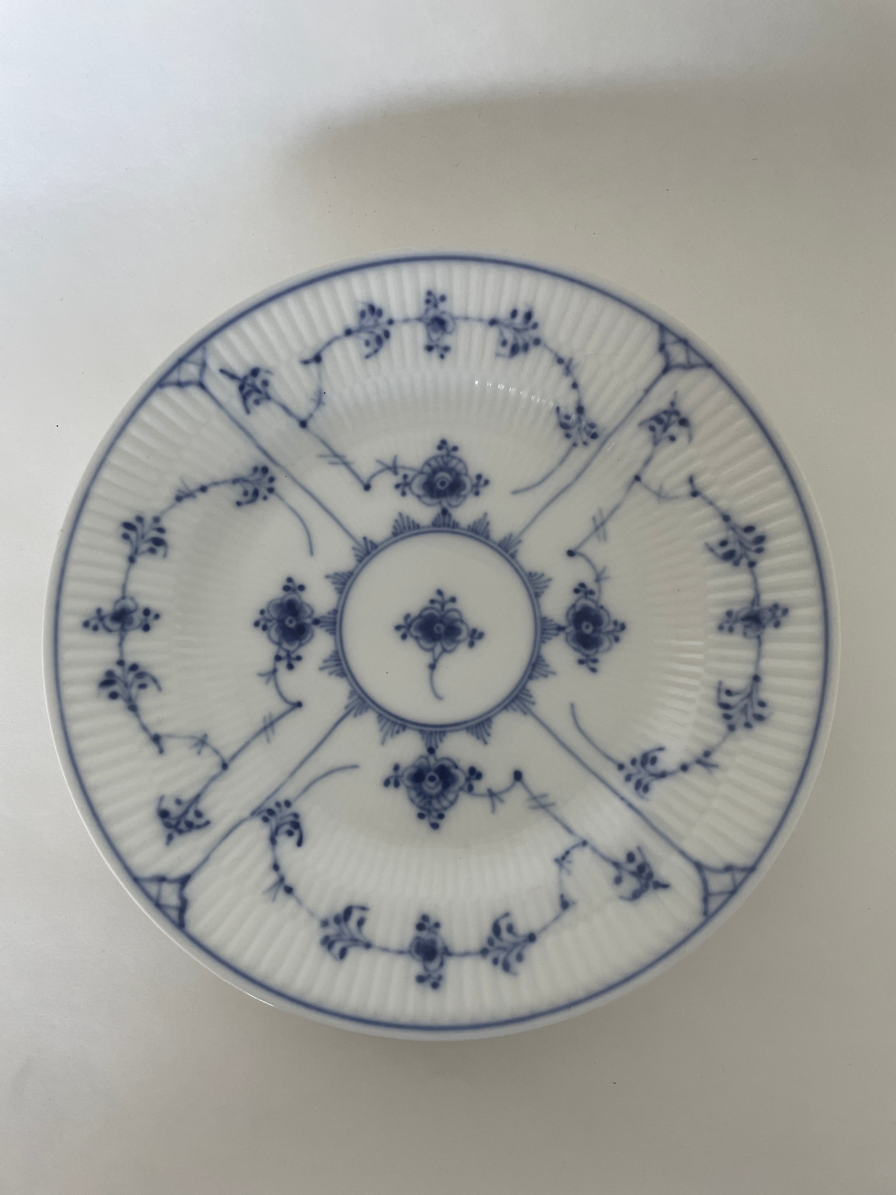 Royal Copenhagen Musselmalet Riflet frokosttallerken nr. 1/178