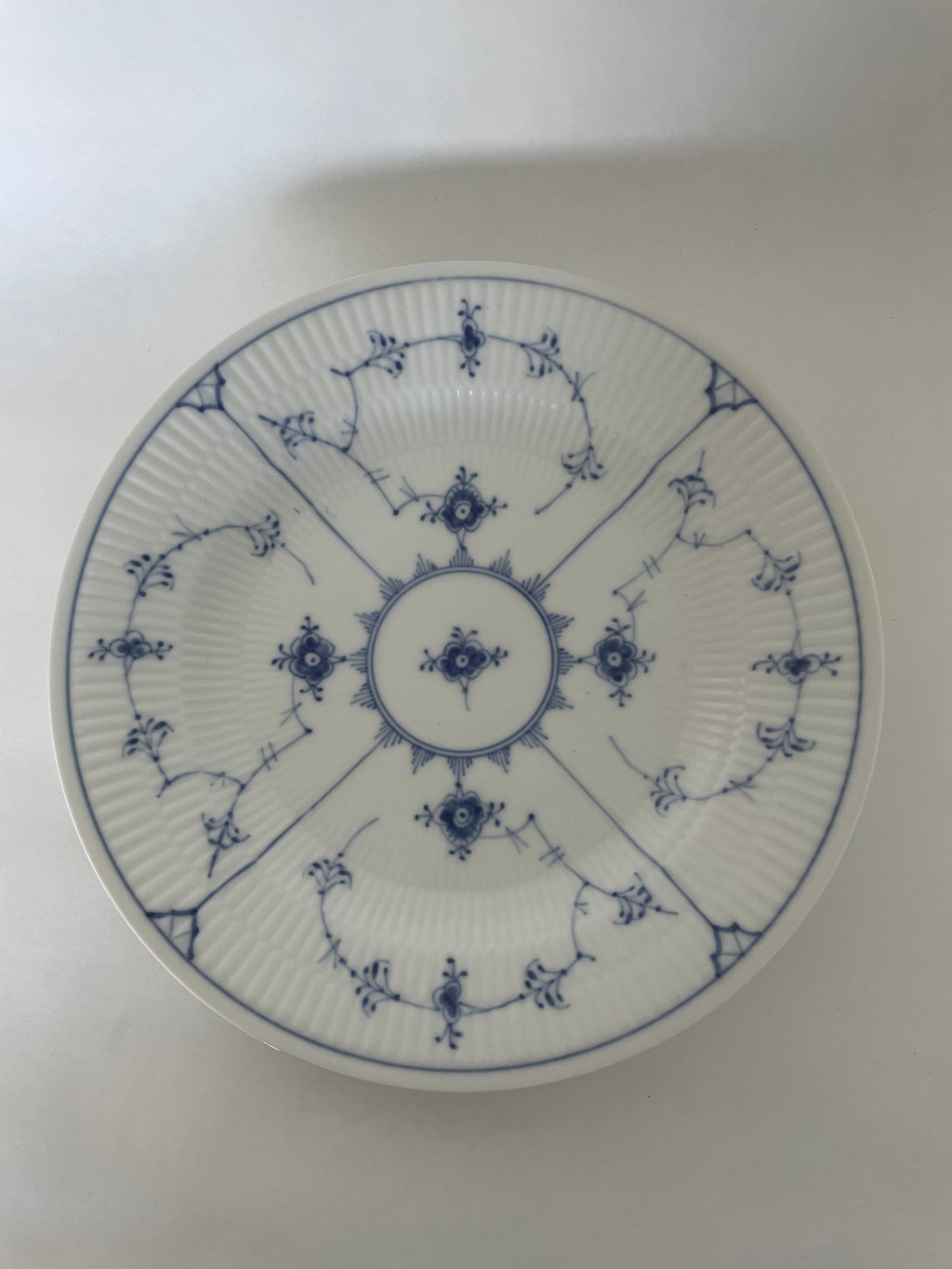 Royal Copenhagen Musselmalet Riflet middagstallerken nr. 1/175