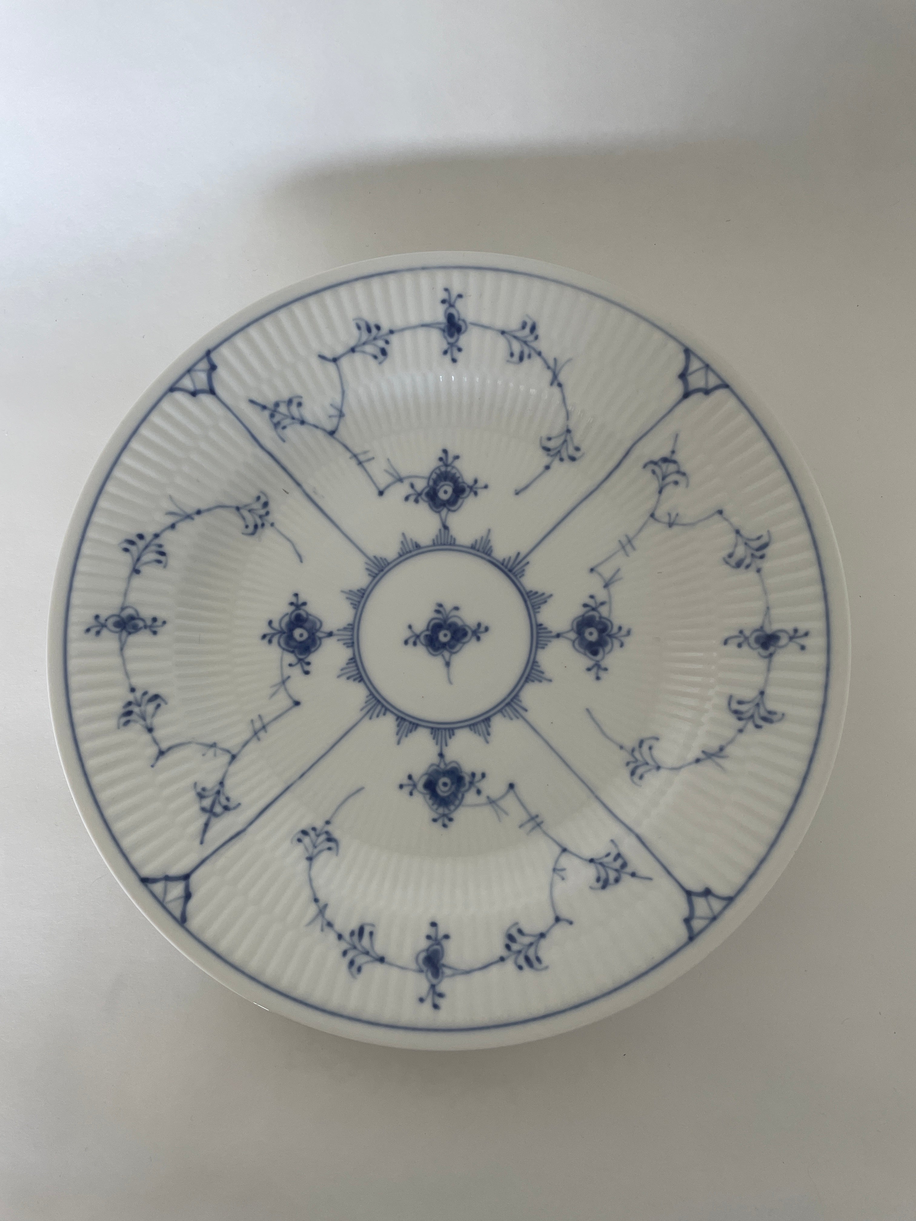 Royal Copenhagen Musselmalet Riflet middagstallerken nr. 1/175