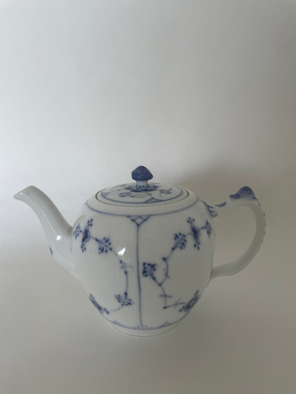 Royal Copenhagen Musselmalet Riflet tekande med låg nr. 1/257