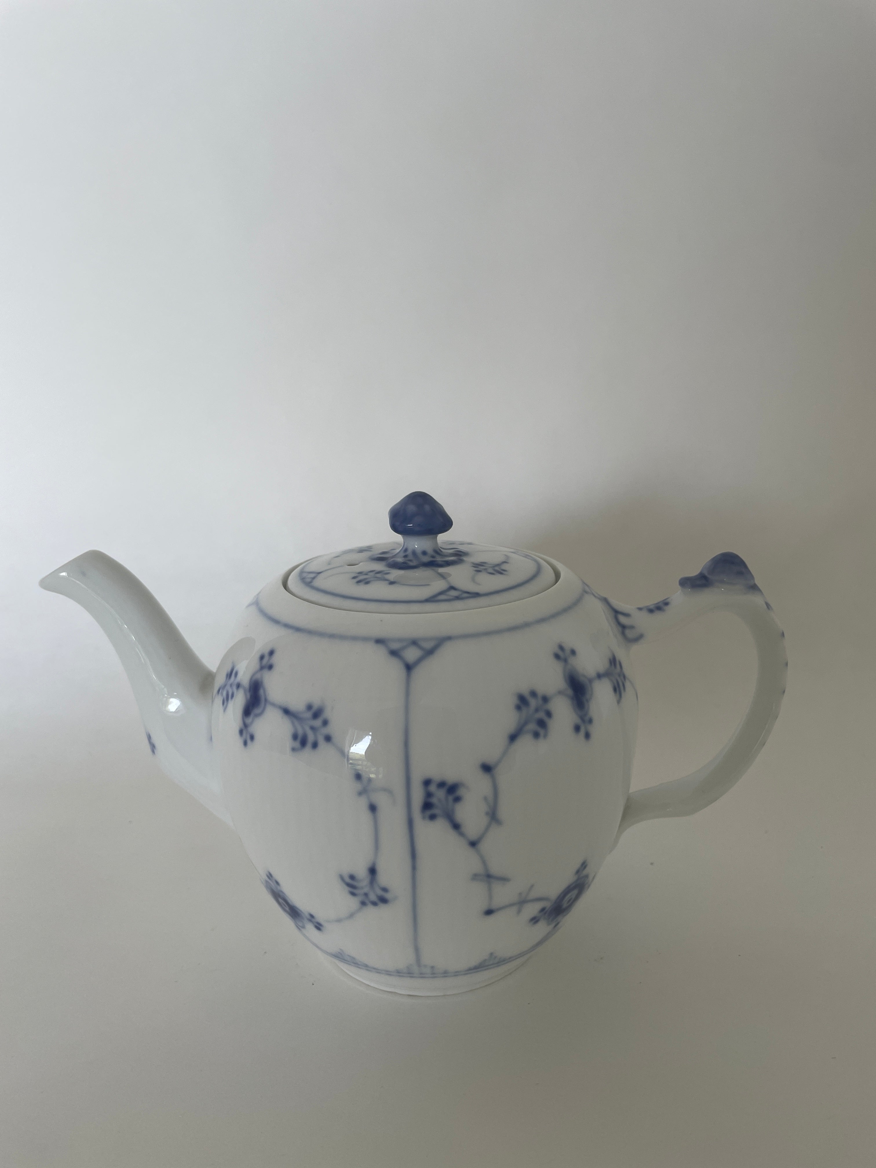 Royal Copenhagen Musselmalet Riflet tekande med låg nr. 1/257