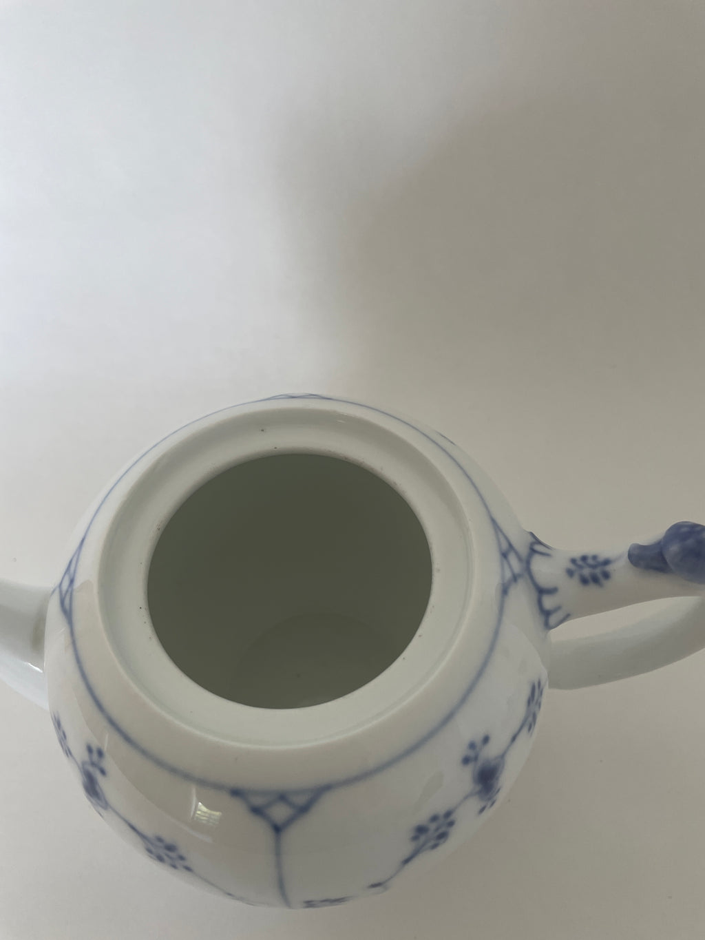 Royal Copenhagen Musselmalet Riflet tekande med låg nr. 1/257