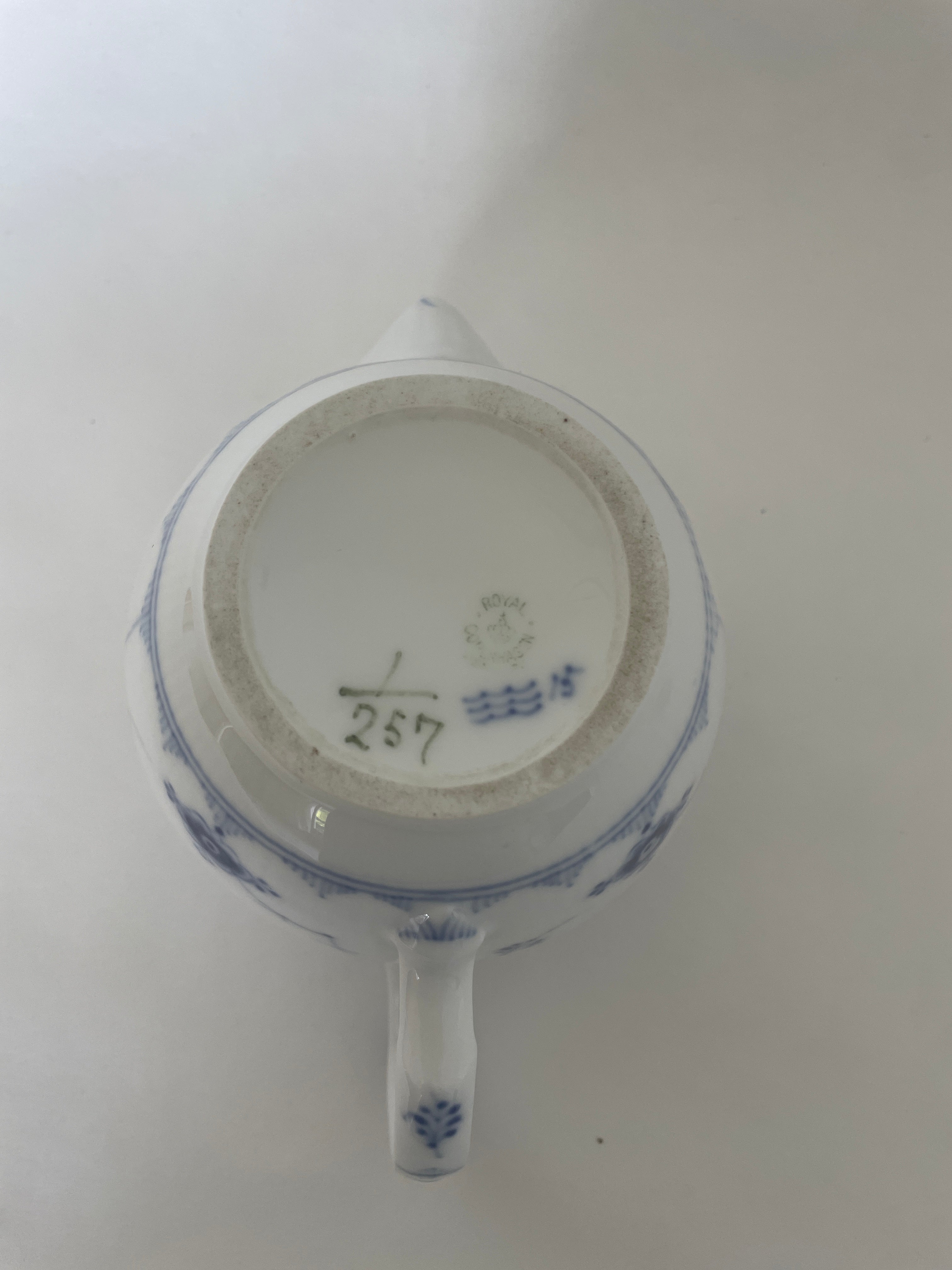Royal Copenhagen Musselmalet Riflet tekande med låg nr. 1/257