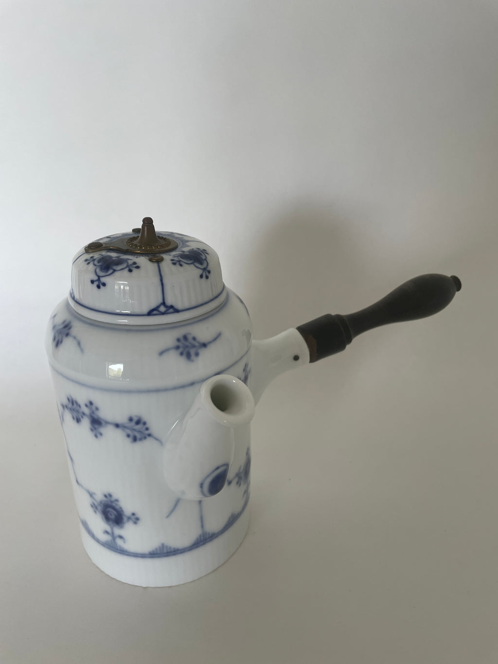 Royal Copenhagen Musselmalet Riflet sidehankkande med låg nr. 1/37
