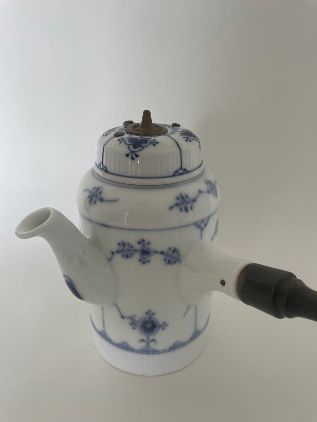 Royal Copenhagen Musselmalet Riflet sidehankkande med låg nr. 1/37