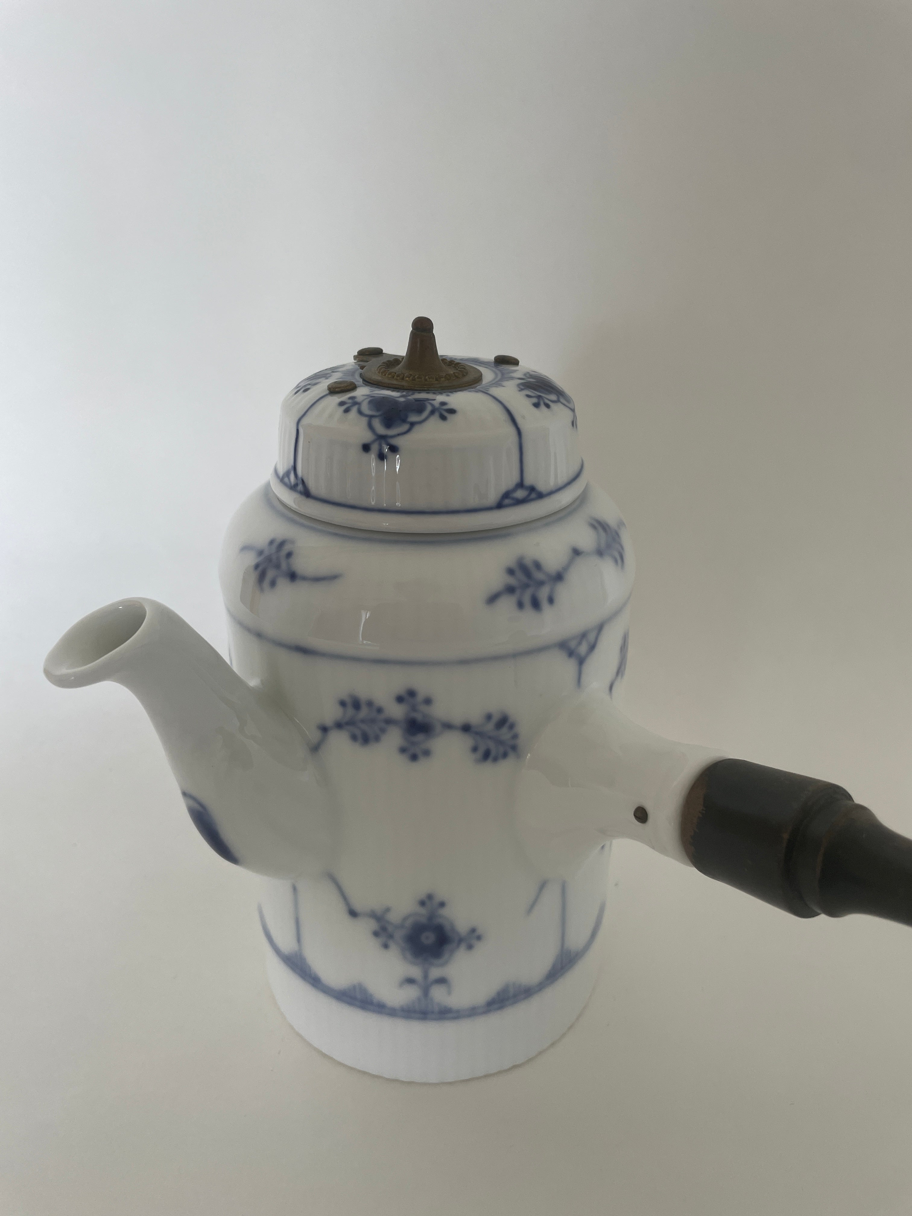 Royal Copenhagen Musselmalet Riflet sidehankkande med låg nr. 1/37